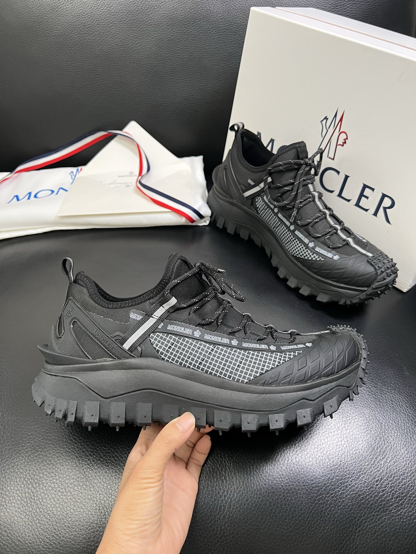  MONCLER 🔍顶级代购🇮🇹 蒙口 新品专柜新款，原厂配置意大利进口牛皮搭配网布面料，高品质复杂拼接