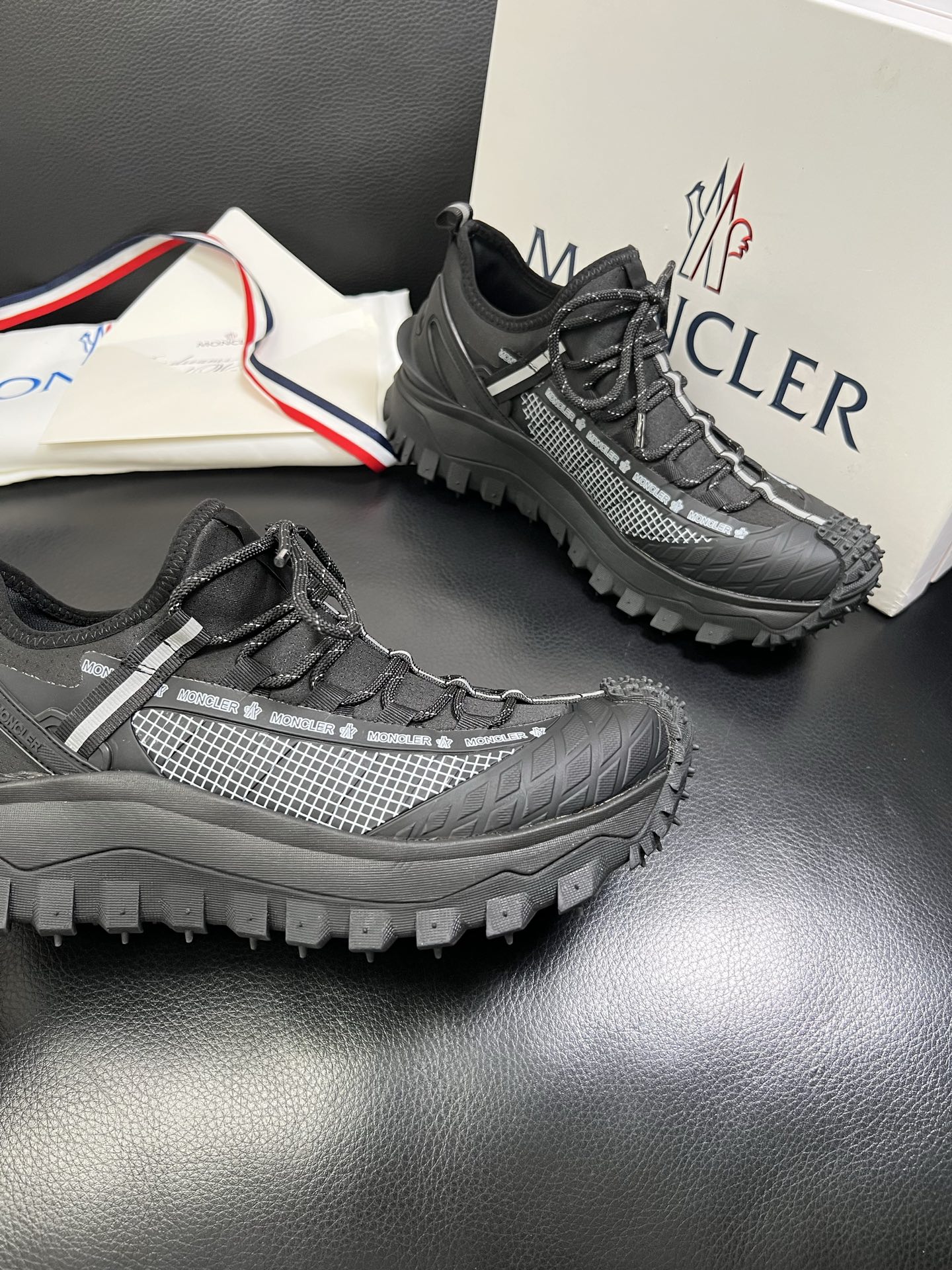  MONCLER 🔍顶级代购🇮🇹 蒙口 新品专柜新款，原厂配置意大利进口牛皮搭配网布面料，高品质复杂拼接