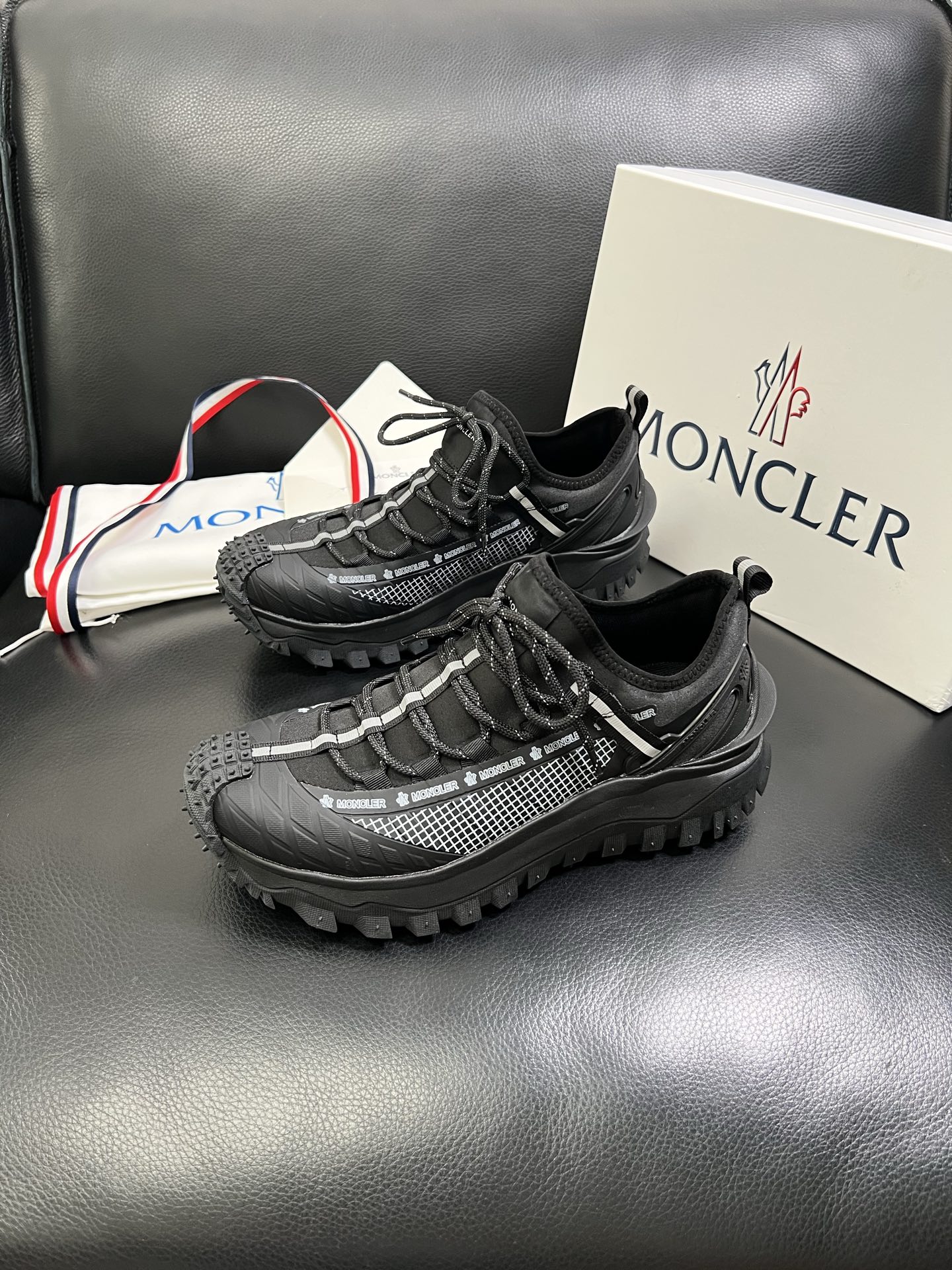  MONCLER 🔍顶级代购🇮🇹 蒙口 新品专柜新款，原厂配置意大利进口牛皮搭配网布面料，高品质复杂拼接