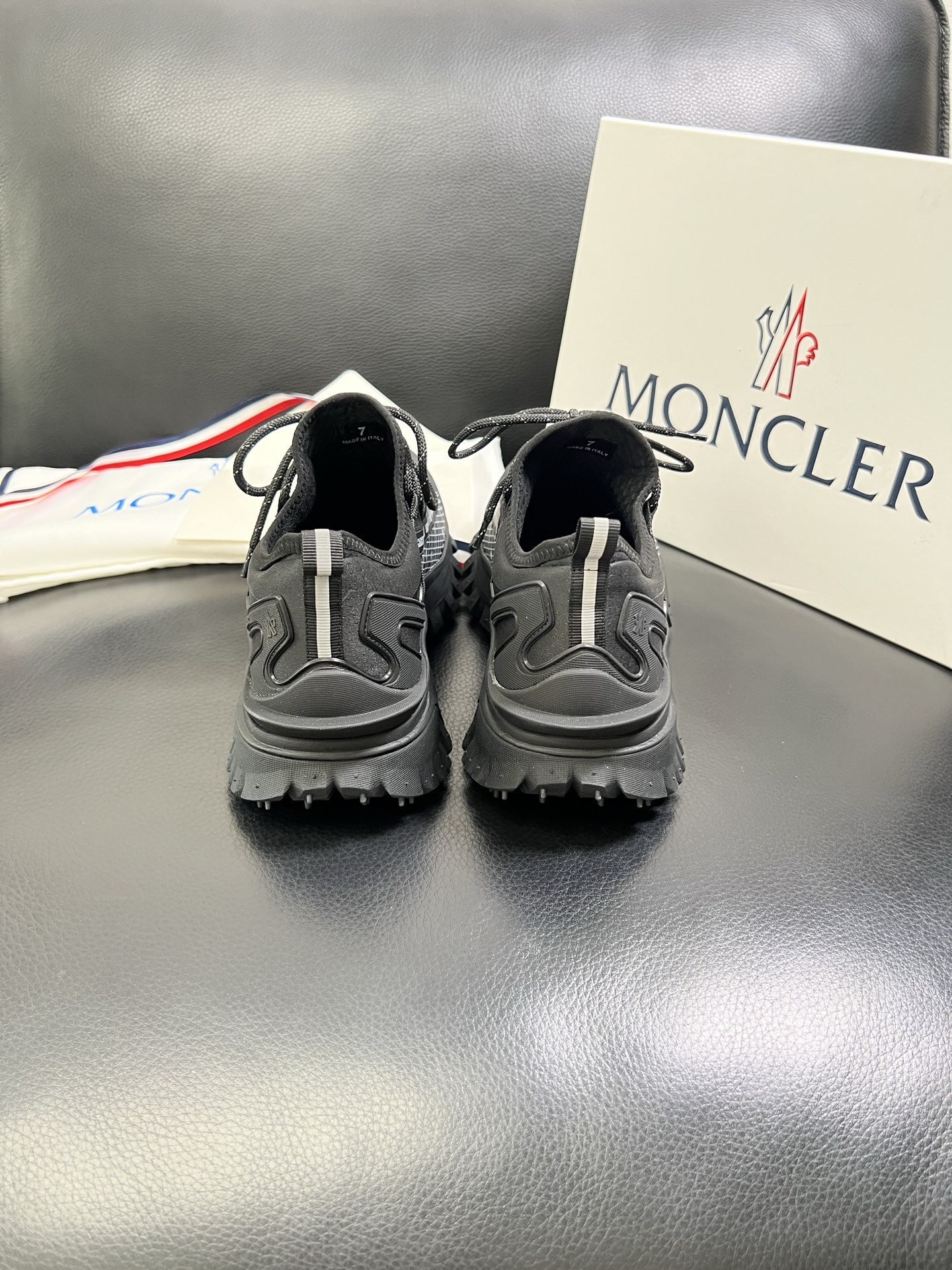  MONCLER 🔍顶级代购🇮🇹 蒙口 新品专柜新款，原厂配置意大利进口牛皮搭配网布面料，高品质复杂拼接
