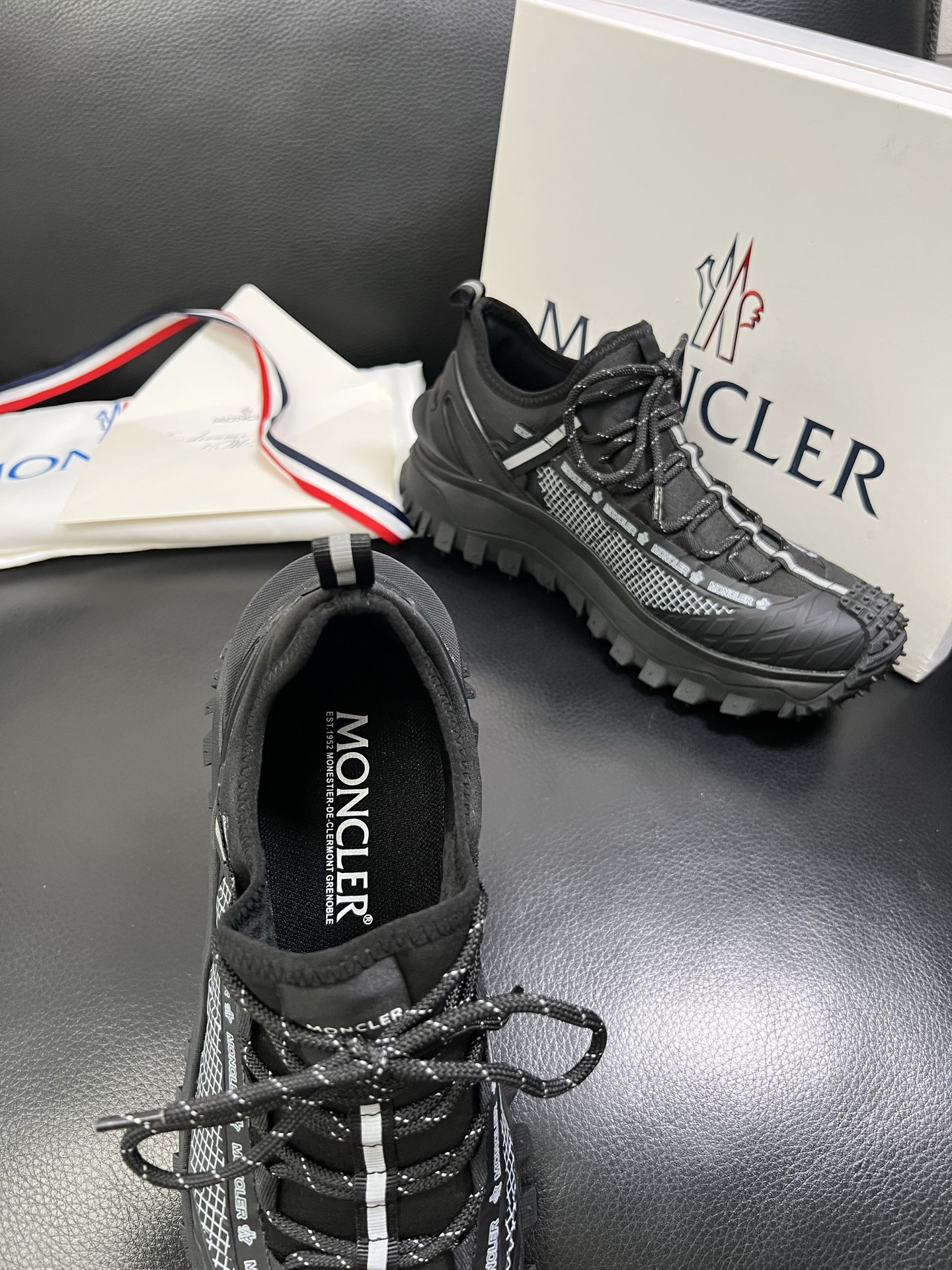  MONCLER 🔍顶级代购🇮🇹 蒙口 新品专柜新款，原厂配置意大利进口牛皮搭配网布面料，高品质复杂拼接