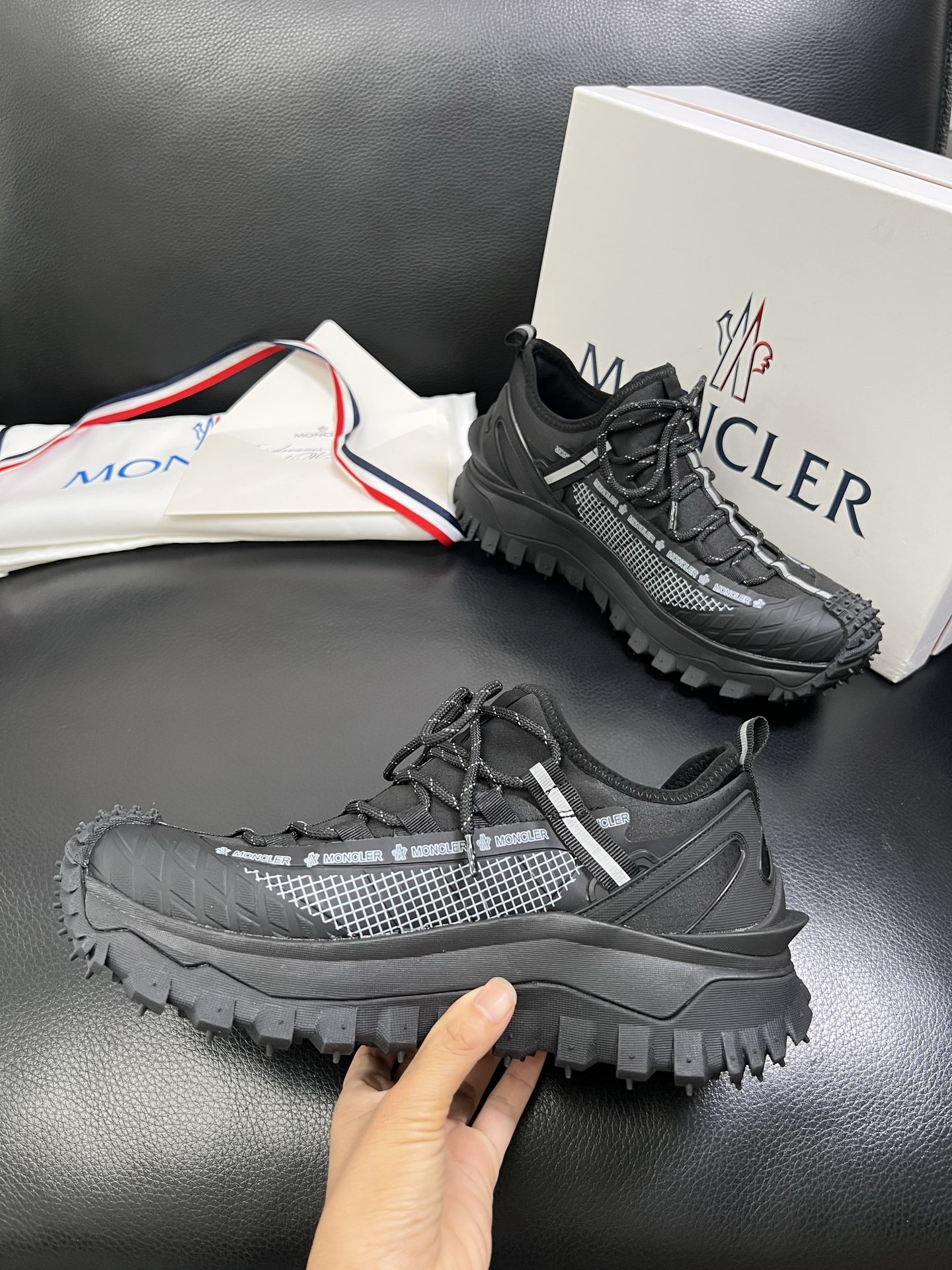 MONCLER 🔍顶级代购🇮🇹 蒙口 新品专柜新款，原厂配置意大利进口牛皮搭配网布面料，高品质复杂拼接