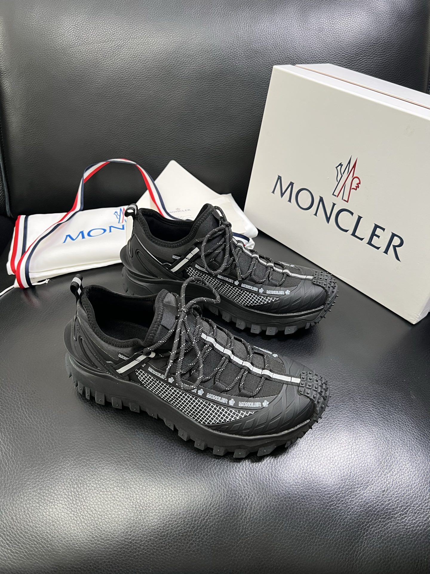  MONCLER 🔍顶级代购🇮🇹 蒙口 新品专柜新款，原厂配置意大利进口牛皮搭配网布面料，高品质复杂拼接