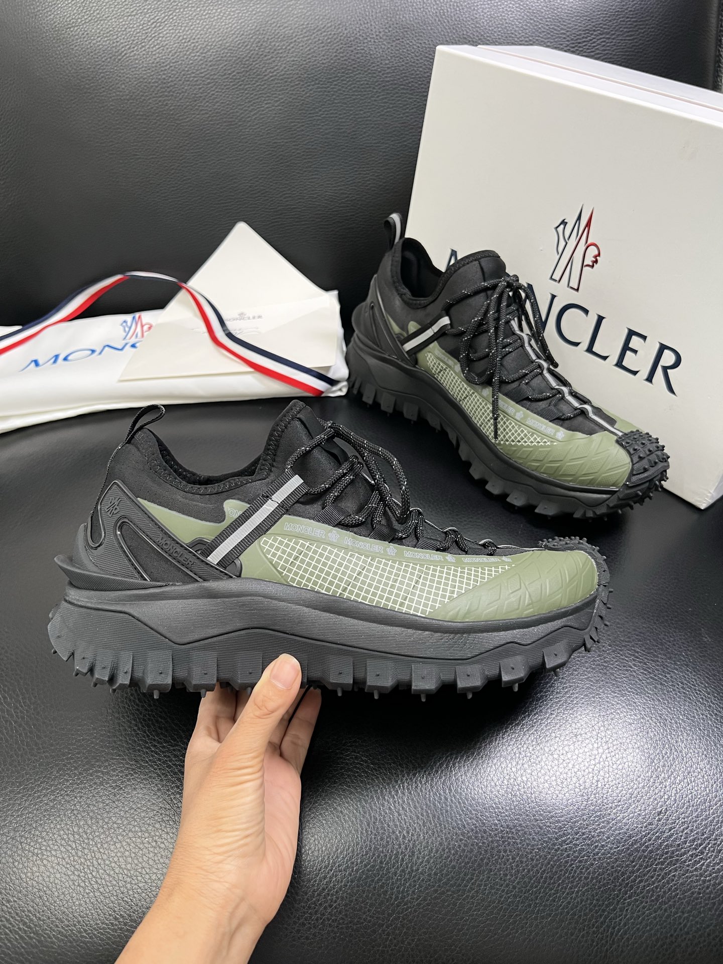  MONCLER 🔍顶级代购🇮🇹 蒙口 新品专柜新款，原厂配置意大利进口牛皮搭配网布面料，高品质复杂拼接