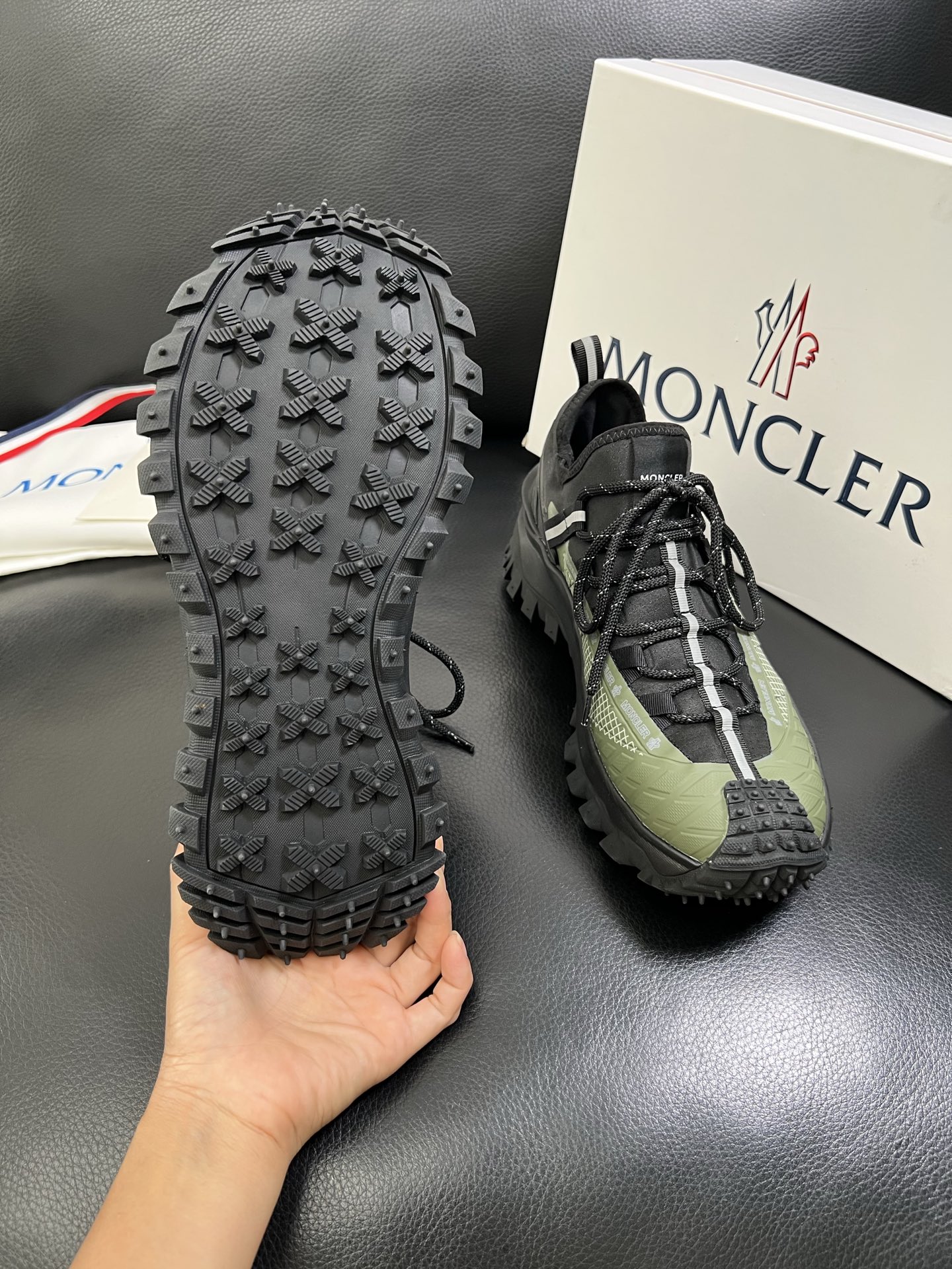  MONCLER 🔍顶级代购🇮🇹 蒙口 新品专柜新款，原厂配置意大利进口牛皮搭配网布面料，高品质复杂拼接