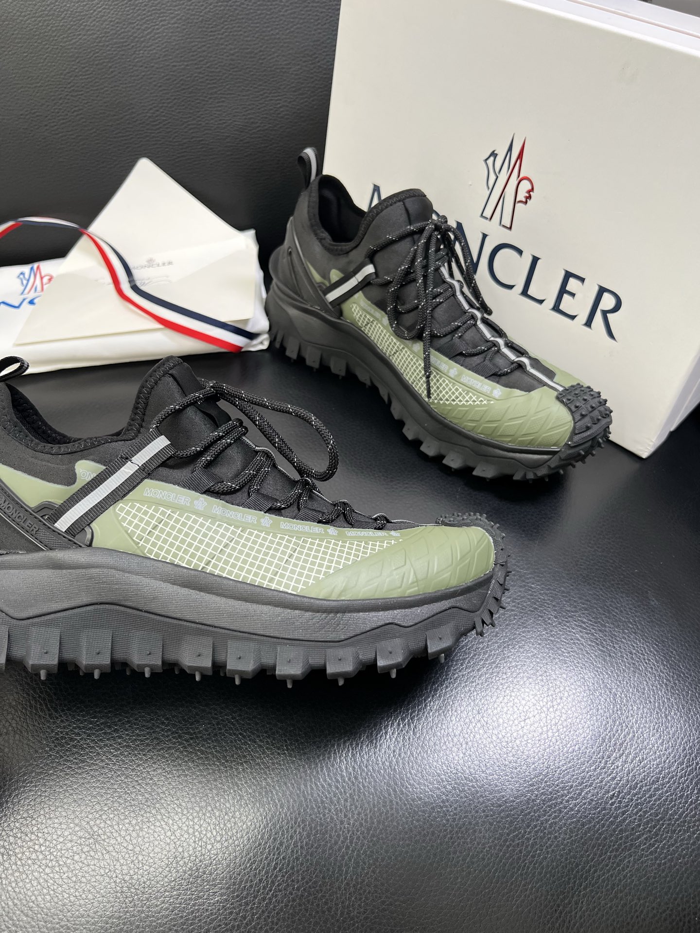  MONCLER 🔍顶级代购🇮🇹 蒙口 新品专柜新款，原厂配置意大利进口牛皮搭配网布面料，高品质复杂拼接