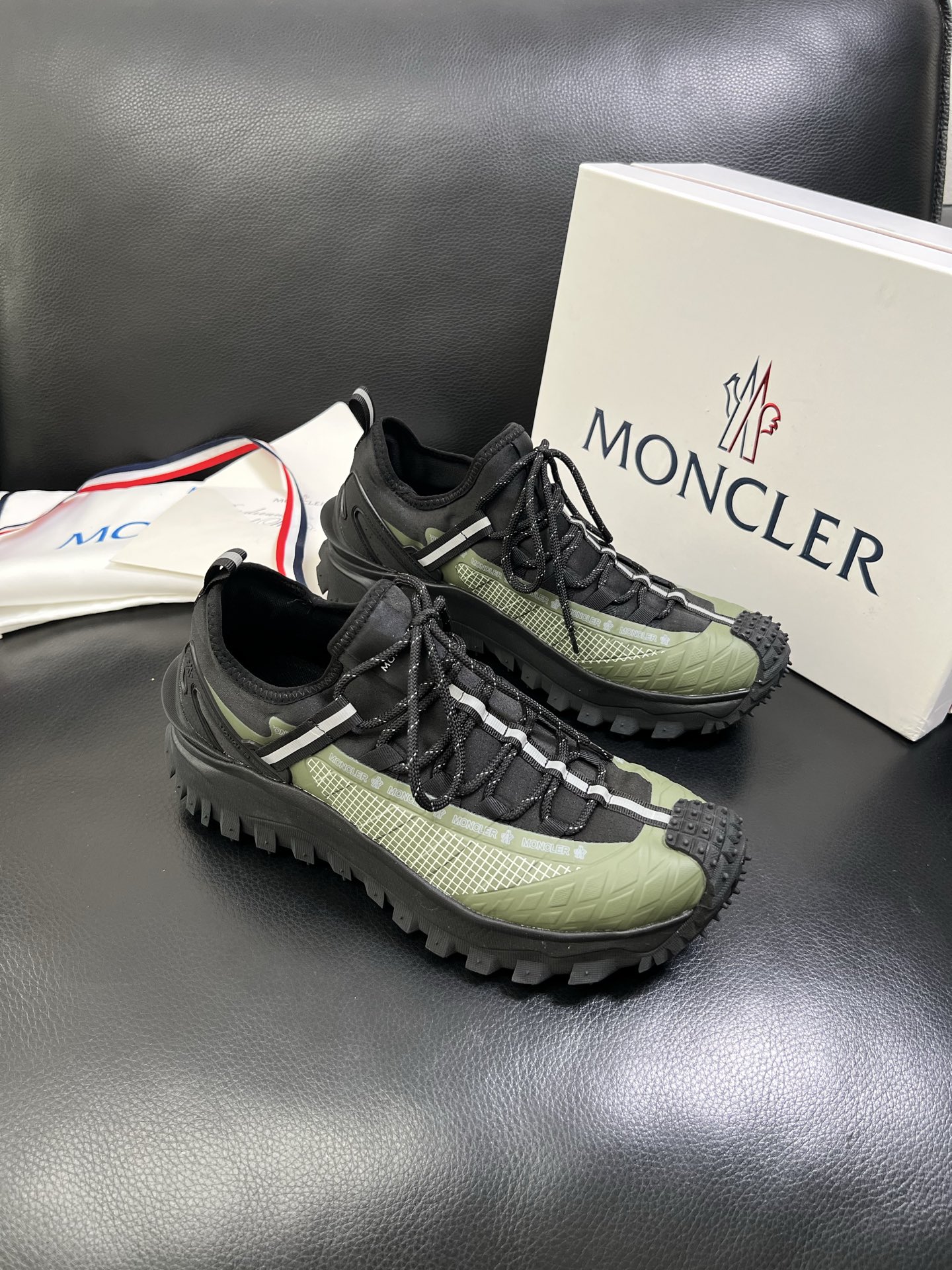  MONCLER 🔍顶级代购🇮🇹 蒙口 新品专柜新款，原厂配置意大利进口牛皮搭配网布面料，高品质复杂拼接