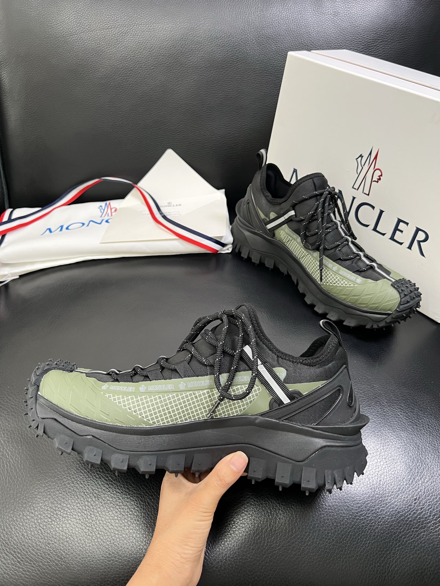  MONCLER 🔍顶级代购🇮🇹 蒙口 新品专柜新款，原厂配置意大利进口牛皮搭配网布面料，高品质复杂拼接