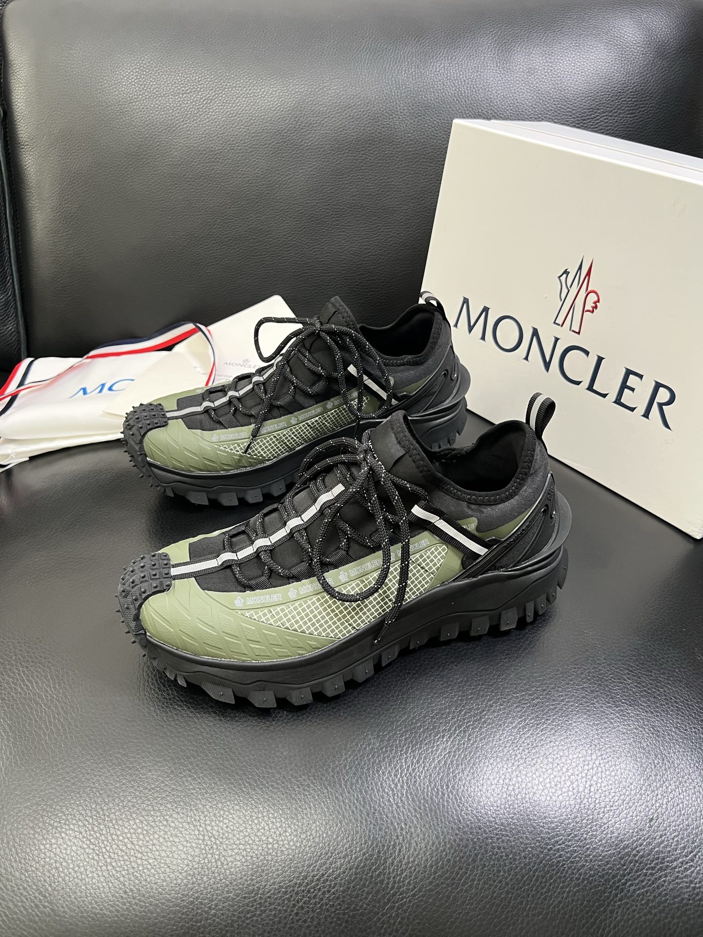  MONCLER 🔍顶级代购🇮🇹 蒙口 新品专柜新款，原厂配置意大利进口牛皮搭配网布面料，高品质复杂拼接