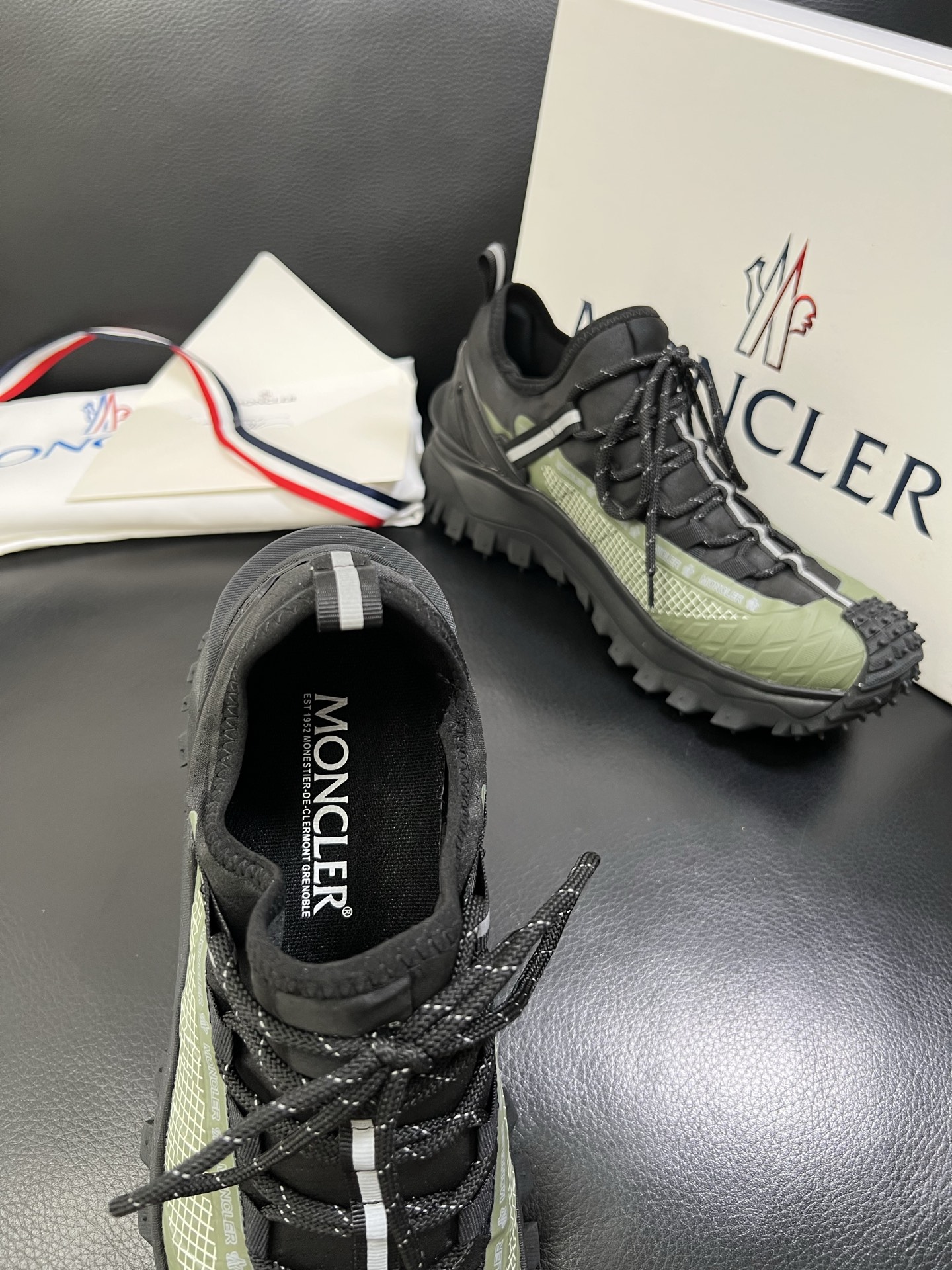  MONCLER 🔍顶级代购🇮🇹 蒙口 新品专柜新款，原厂配置意大利进口牛皮搭配网布面料，高品质复杂拼接