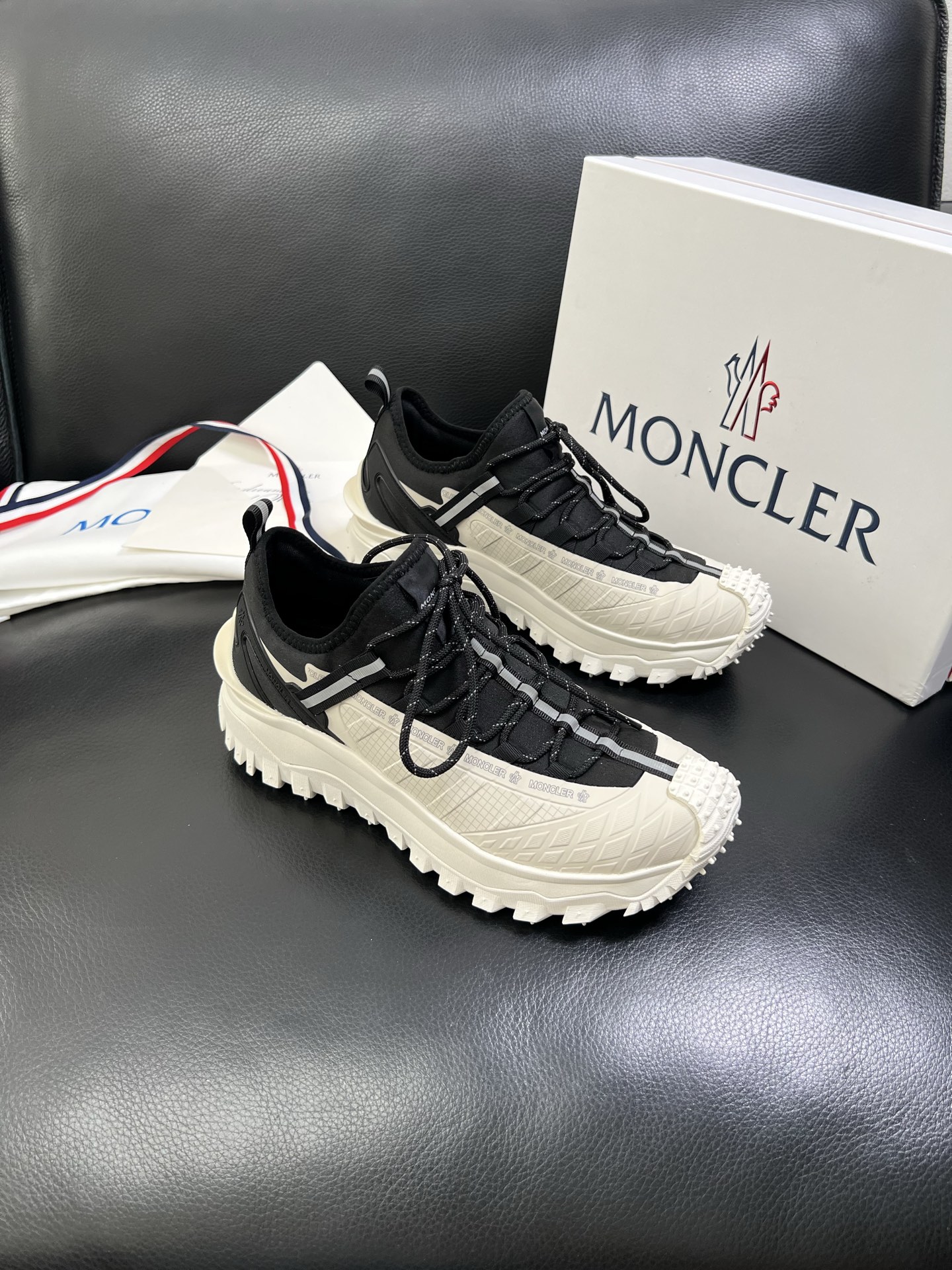  MONCLER 🔍顶级代购🇮🇹 蒙口 新品专柜新款，原厂配置意大利进口牛皮搭配网布面料，高品质复杂拼接