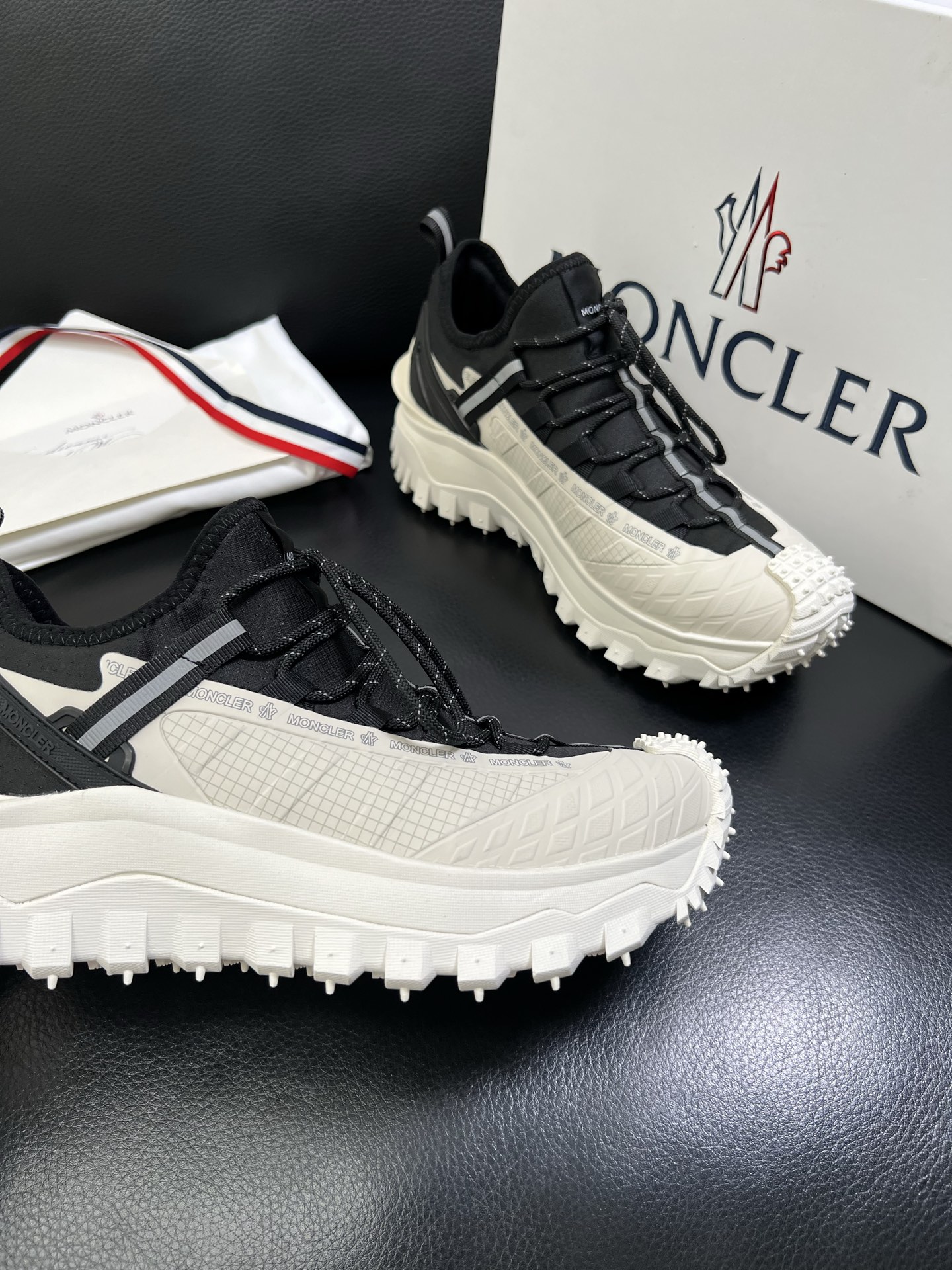  MONCLER 🔍顶级代购🇮🇹 蒙口 新品专柜新款，原厂配置意大利进口牛皮搭配网布面料，高品质复杂拼接