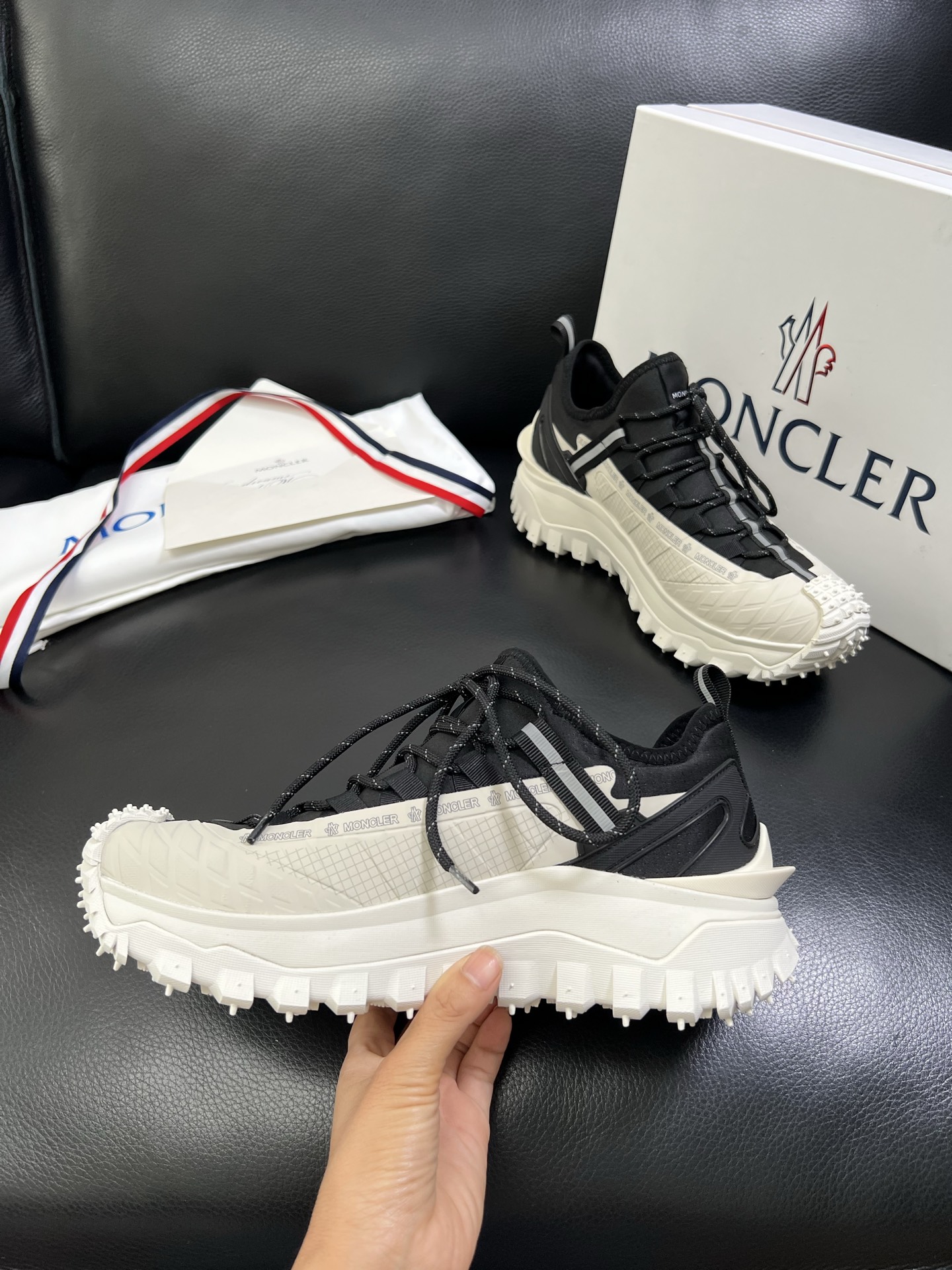  MONCLER 🔍顶级代购🇮🇹 蒙口 新品专柜新款，原厂配置意大利进口牛皮搭配网布面料，高品质复杂拼接