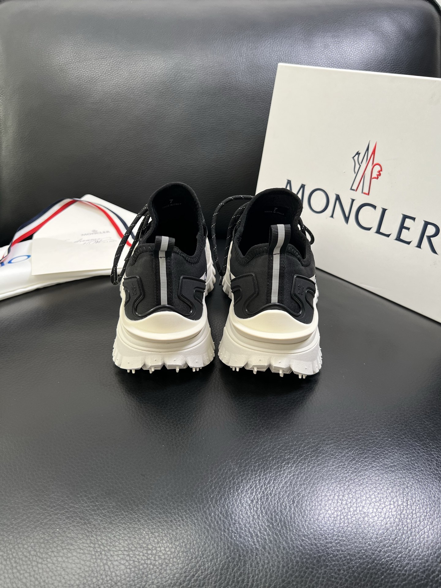  MONCLER 🔍顶级代购🇮🇹 蒙口 新品专柜新款，原厂配置意大利进口牛皮搭配网布面料，高品质复杂拼接