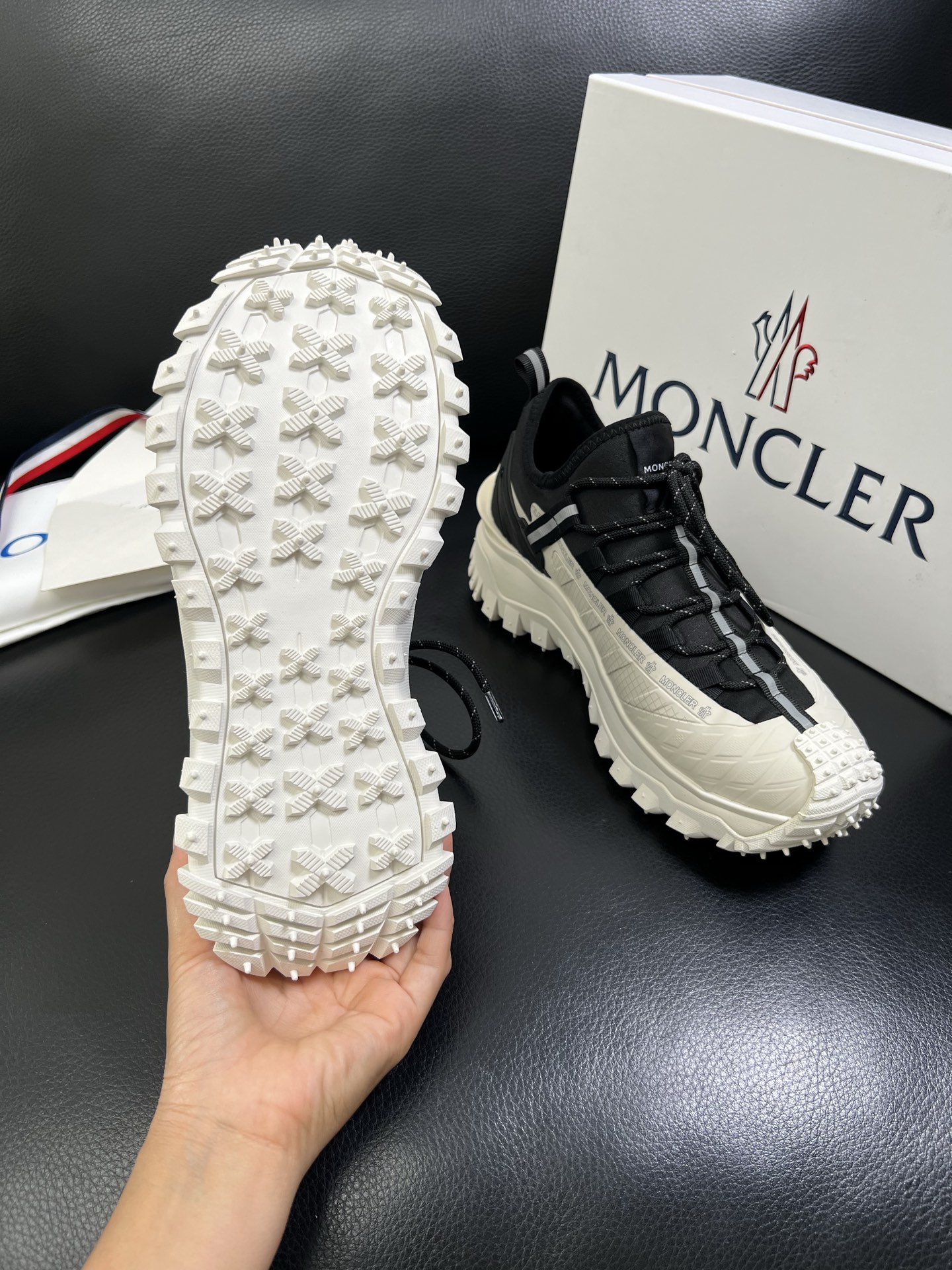  MONCLER 🔍顶级代购🇮🇹 蒙口 新品专柜新款，原厂配置意大利进口牛皮搭配网布面料，高品质复杂拼接