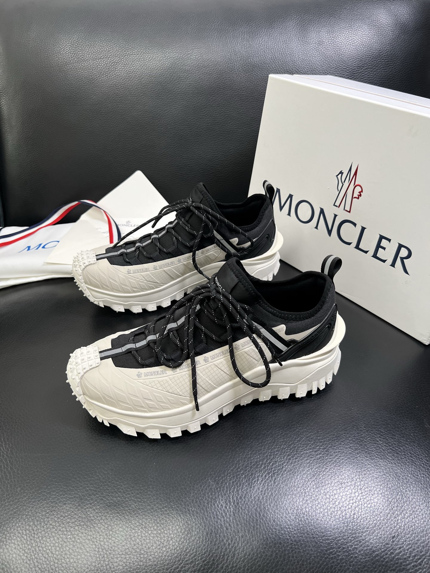  MONCLER 🔍顶级代购🇮🇹 蒙口 新品专柜新款，原厂配置意大利进口牛皮搭配网布面料，高品质复杂拼接