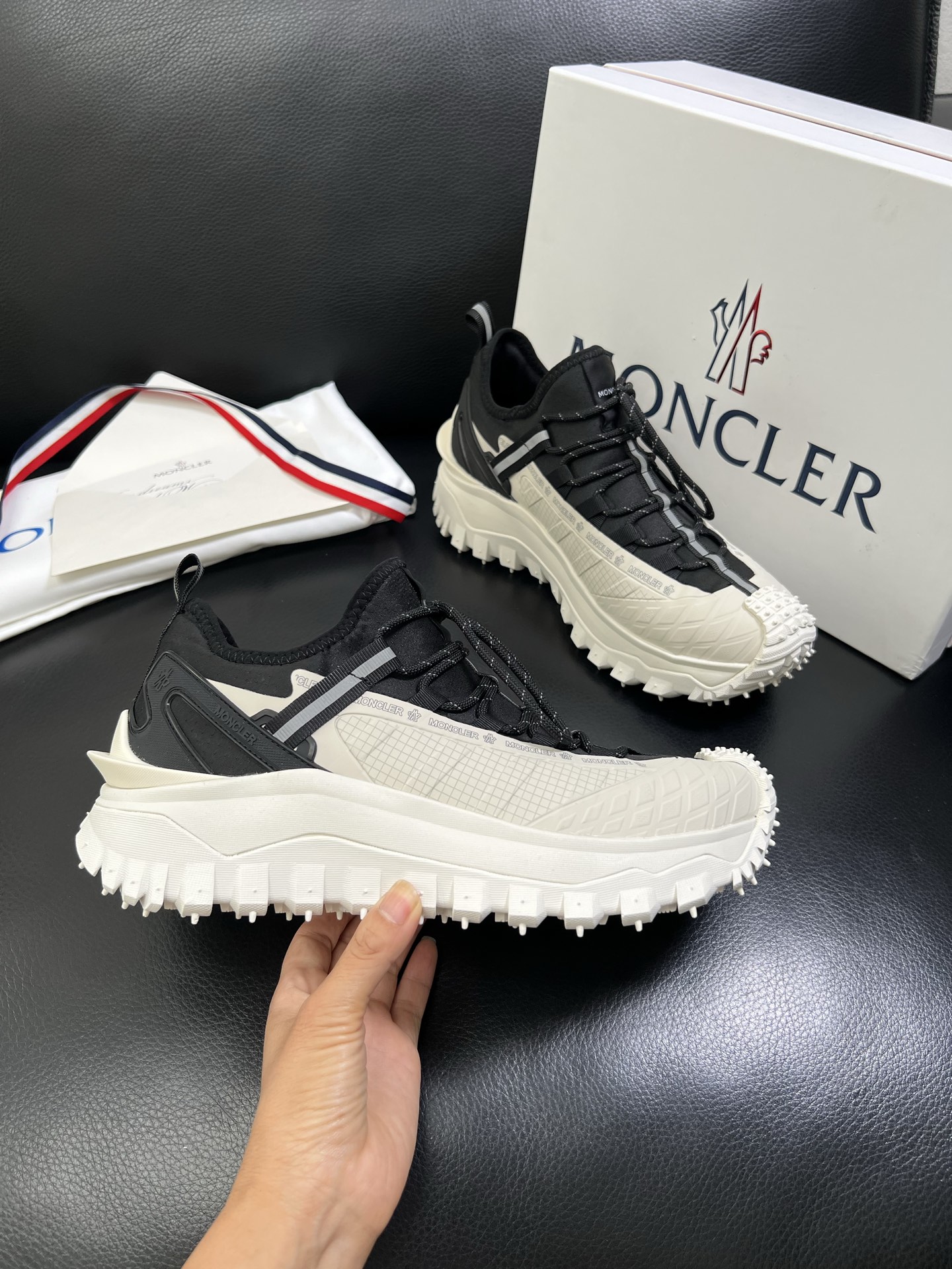  MONCLER 🔍顶级代购🇮🇹 蒙口 新品专柜新款，原厂配置意大利进口牛皮搭配网布面料，高品质复杂拼接