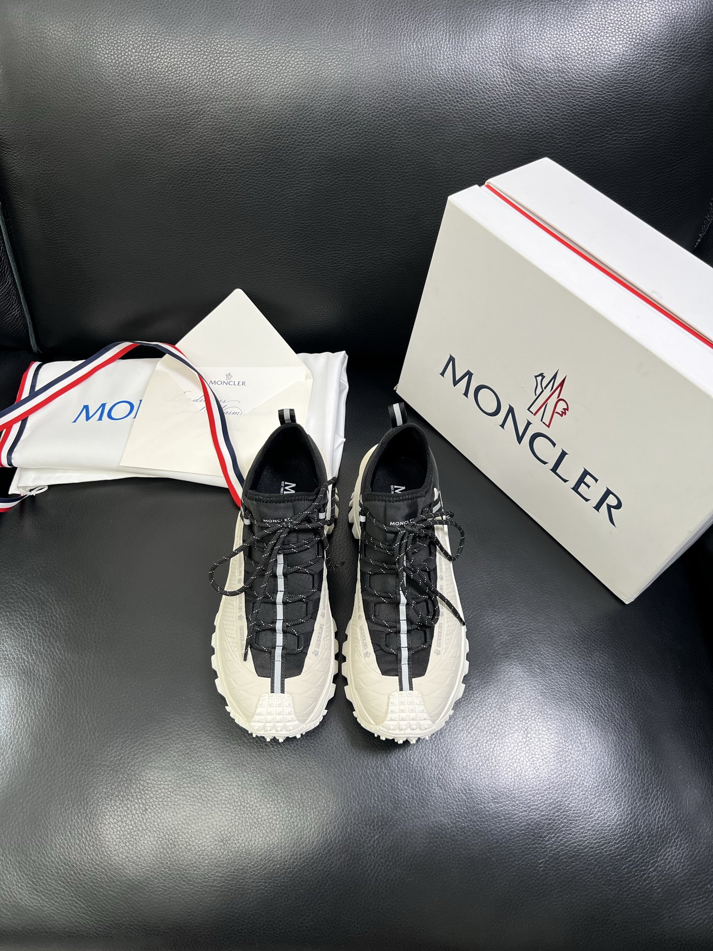  MONCLER 🔍顶级代购🇮🇹 蒙口 新品专柜新款，原厂配置意大利进口牛皮搭配网布面料，高品质复杂拼接