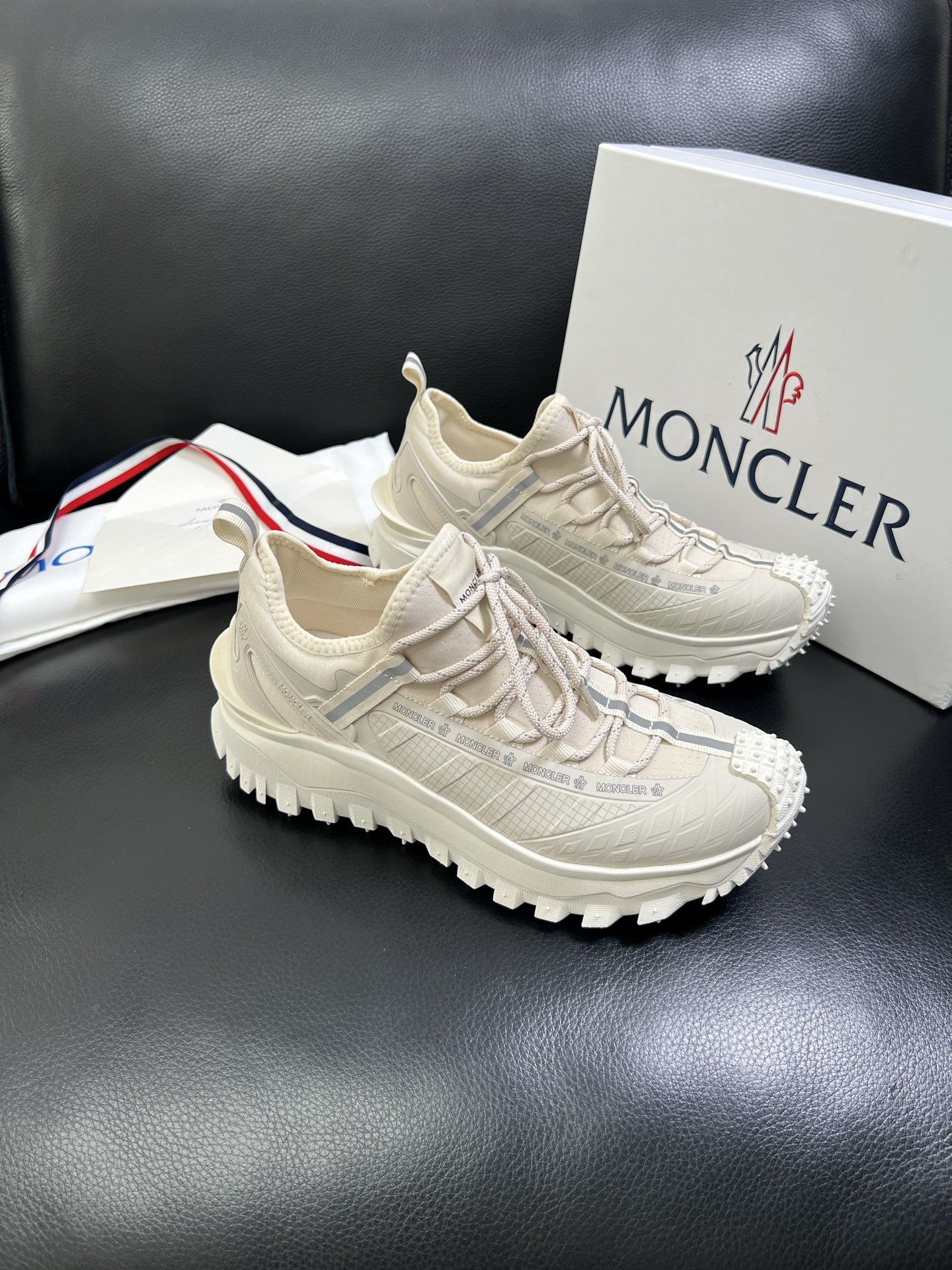 MONCLER 🔍顶级代购🇮🇹 蒙口 新品专柜新款，原厂配置意大利进口牛皮搭配网布面料，高品质复杂拼接