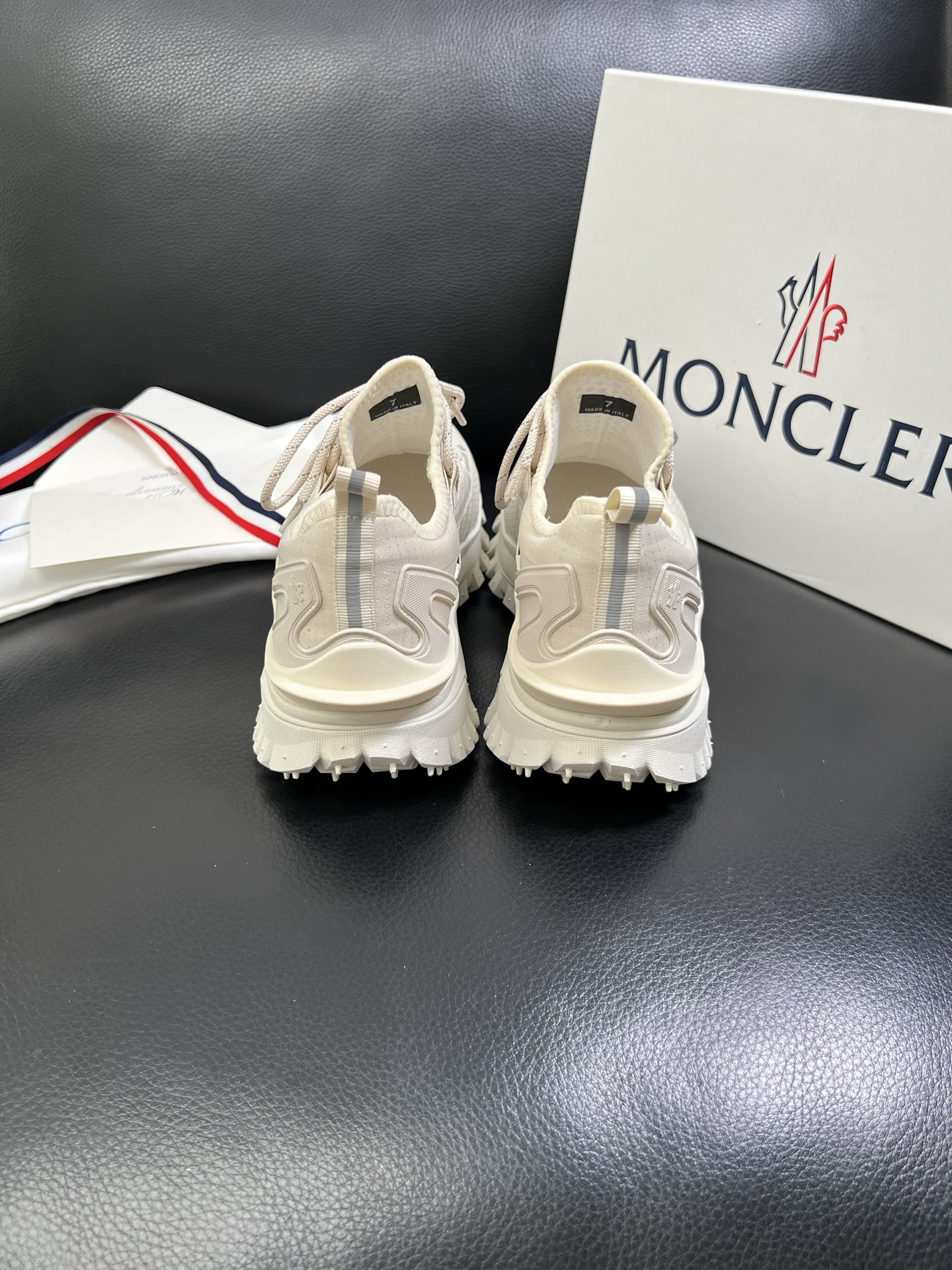  MONCLER 🔍顶级代购🇮🇹 蒙口 新品专柜新款，原厂配置意大利进口牛皮搭配网布面料，高品质复杂拼接