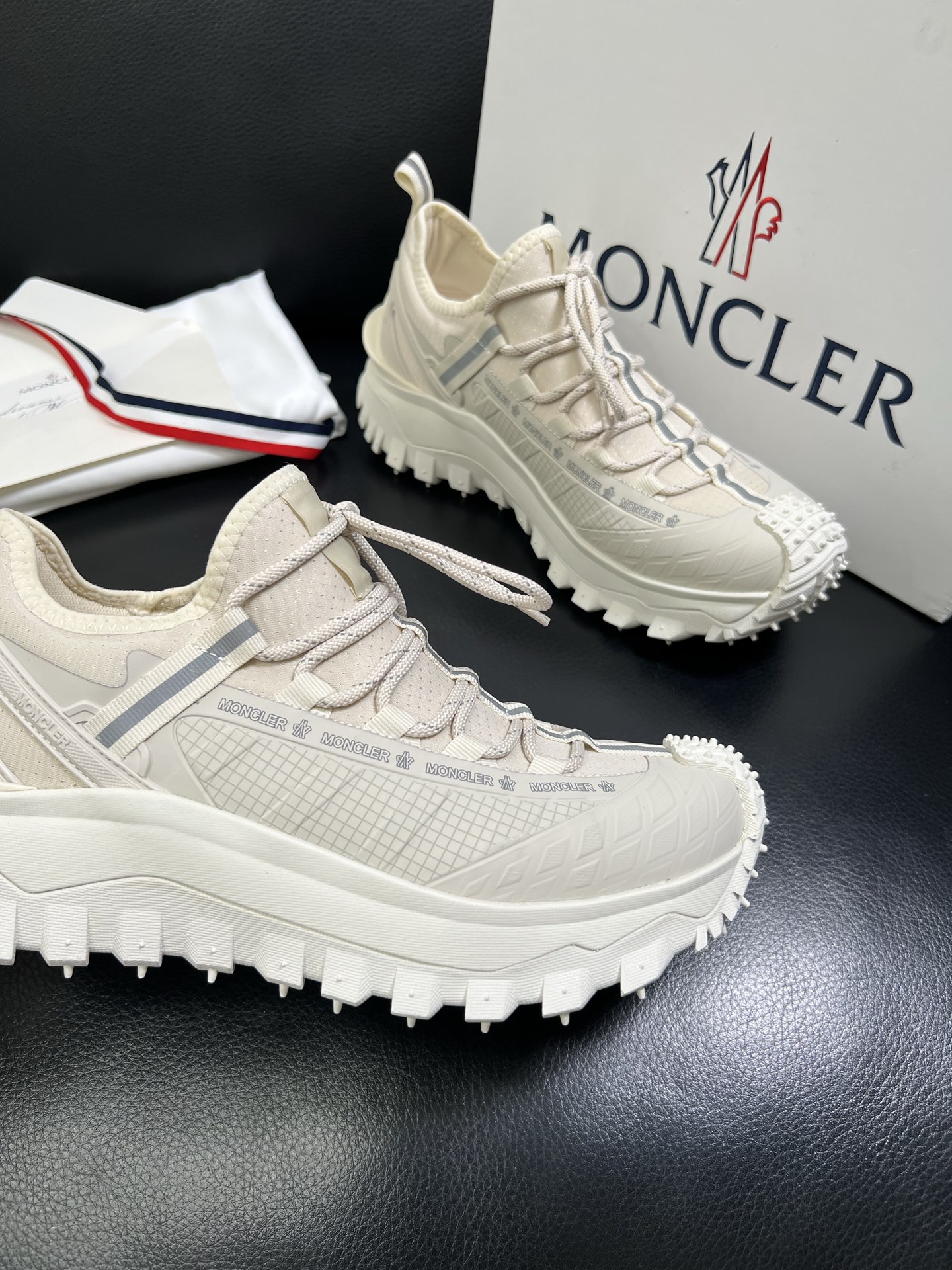  MONCLER 🔍顶级代购🇮🇹 蒙口 新品专柜新款，原厂配置意大利进口牛皮搭配网布面料，高品质复杂拼接