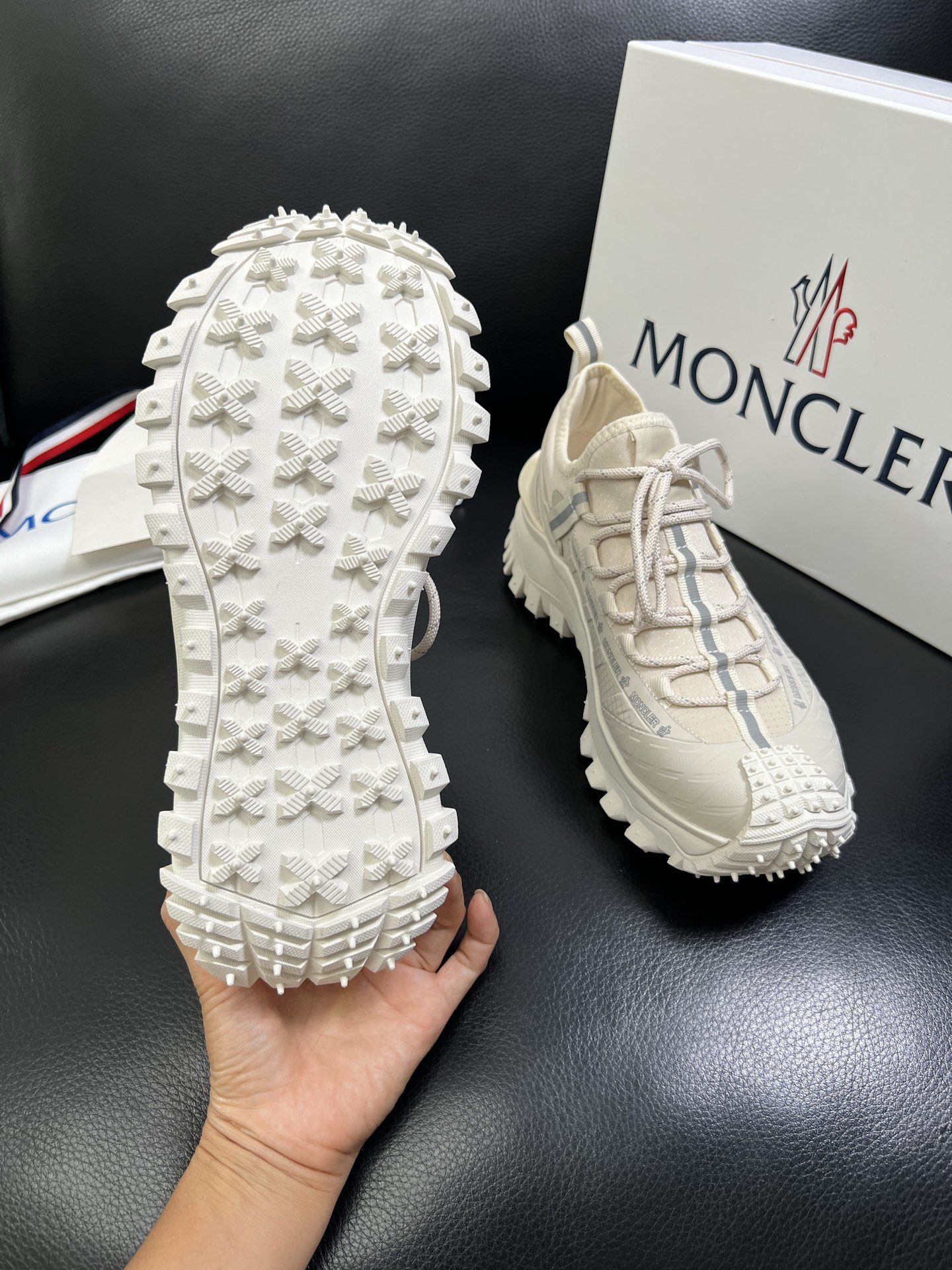  MONCLER 🔍顶级代购🇮🇹 蒙口 新品专柜新款，原厂配置意大利进口牛皮搭配网布面料，高品质复杂拼接