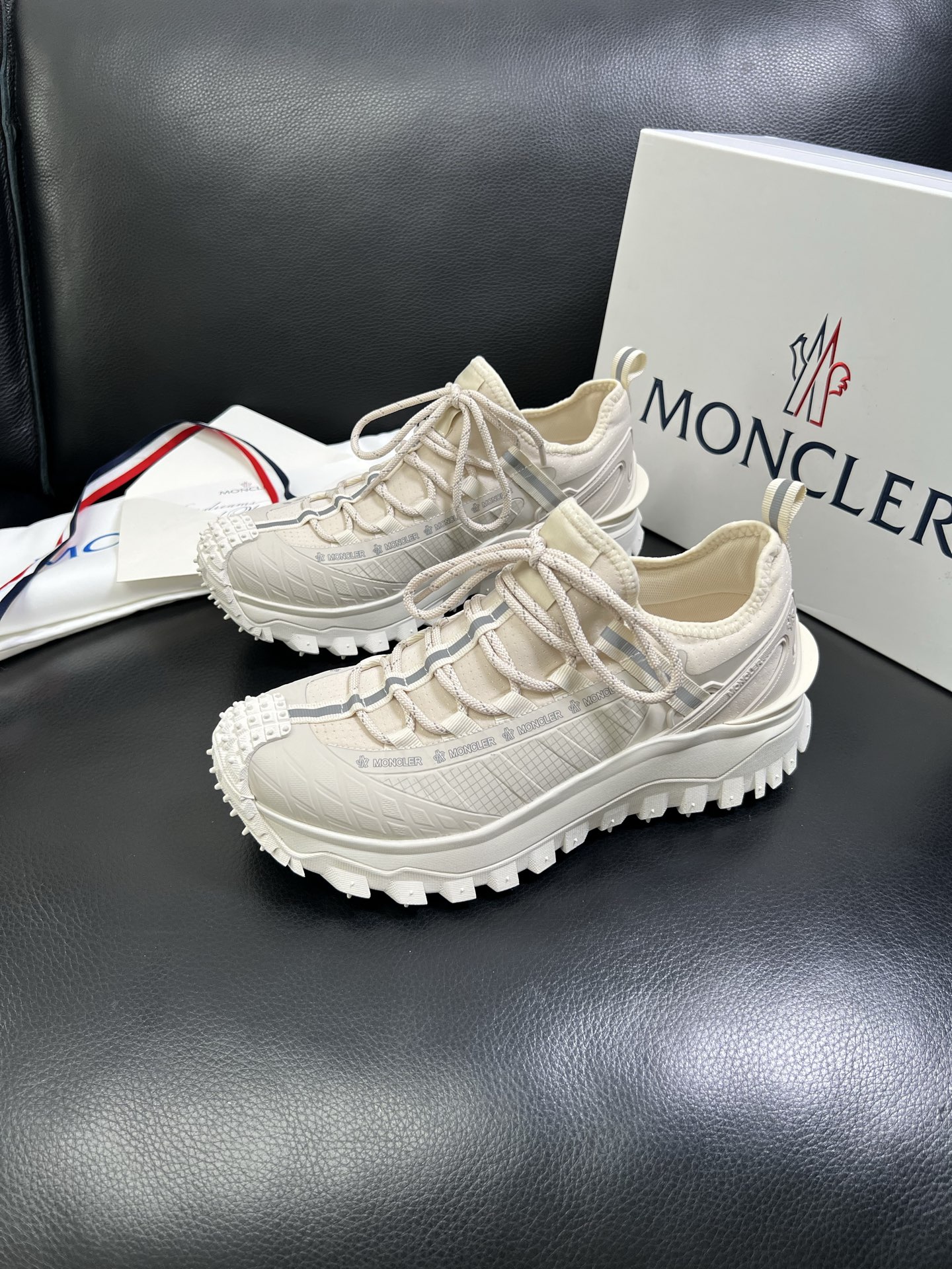  MONCLER 🔍顶级代购🇮🇹 蒙口 新品专柜新款，原厂配置意大利进口牛皮搭配网布面料，高品质复杂拼接