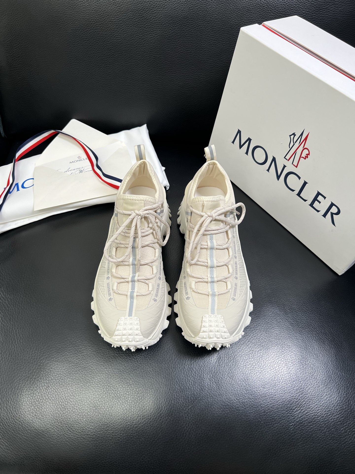  MONCLER 🔍顶级代购🇮🇹 蒙口 新品专柜新款，原厂配置意大利进口牛皮搭配网布面料，高品质复杂拼接