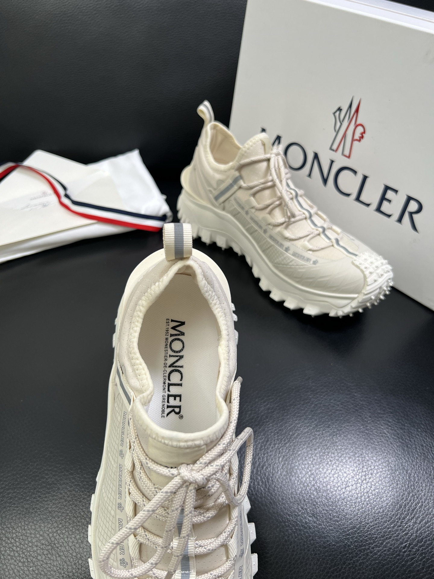  MONCLER 🔍顶级代购🇮🇹 蒙口 新品专柜新款，原厂配置意大利进口牛皮搭配网布面料，高品质复杂拼接
