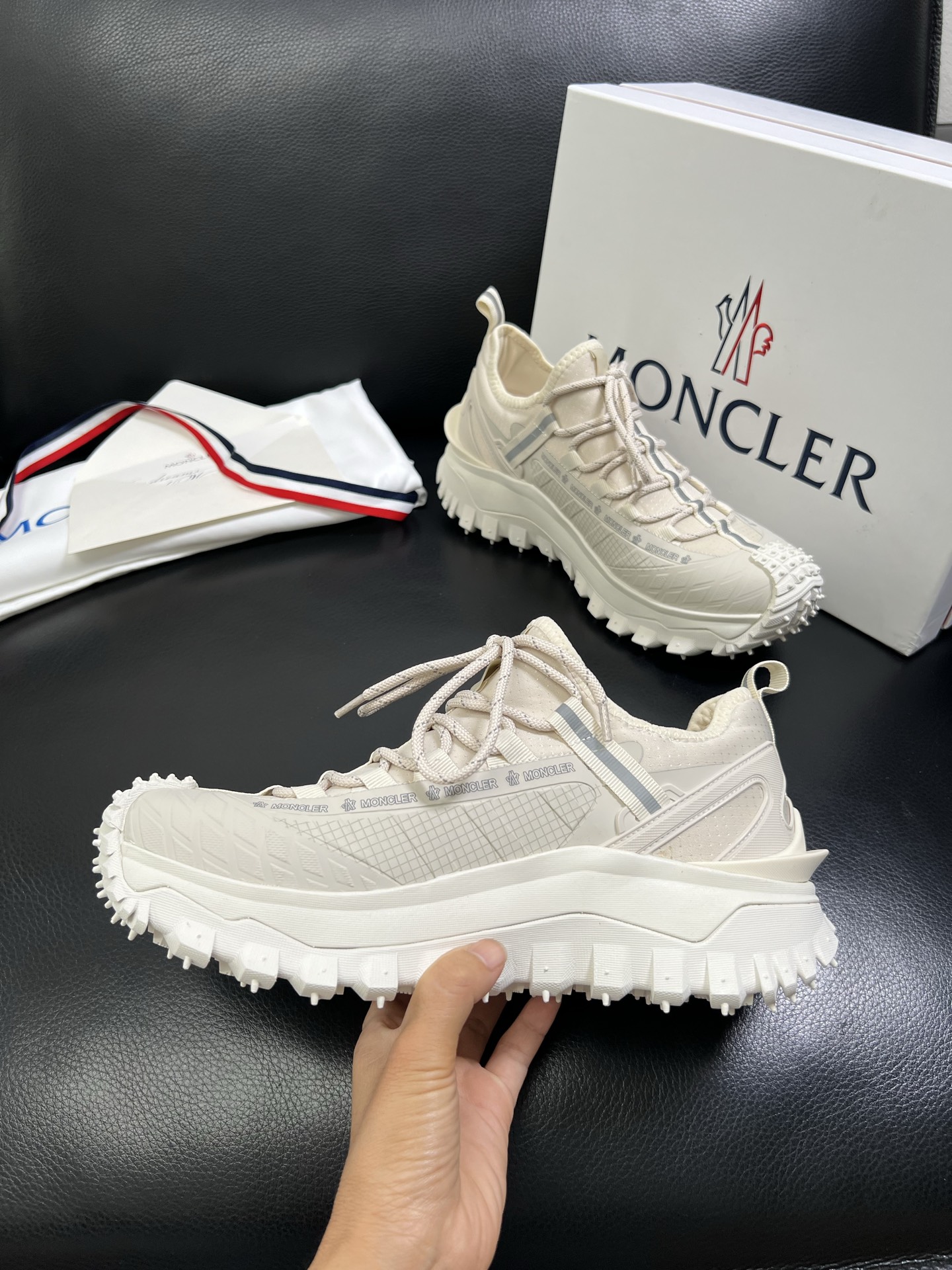  MONCLER 🔍顶级代购🇮🇹 蒙口 新品专柜新款，原厂配置意大利进口牛皮搭配网布面料，高品质复杂拼接