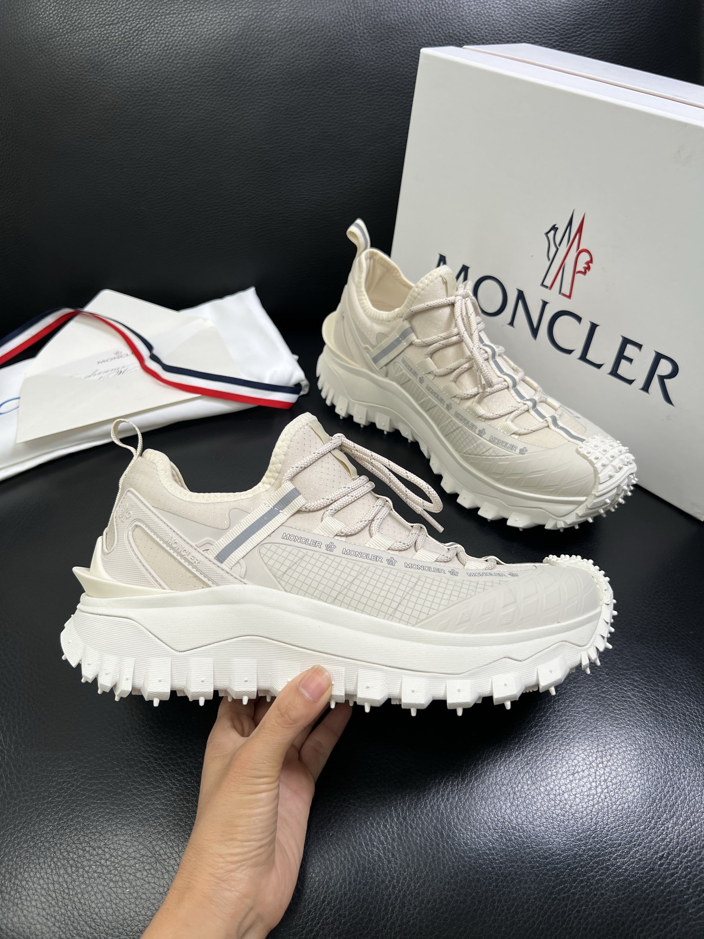  MONCLER 🔍顶级代购🇮🇹 蒙口 新品专柜新款，原厂配置意大利进口牛皮搭配网布面料，高品质复杂拼接