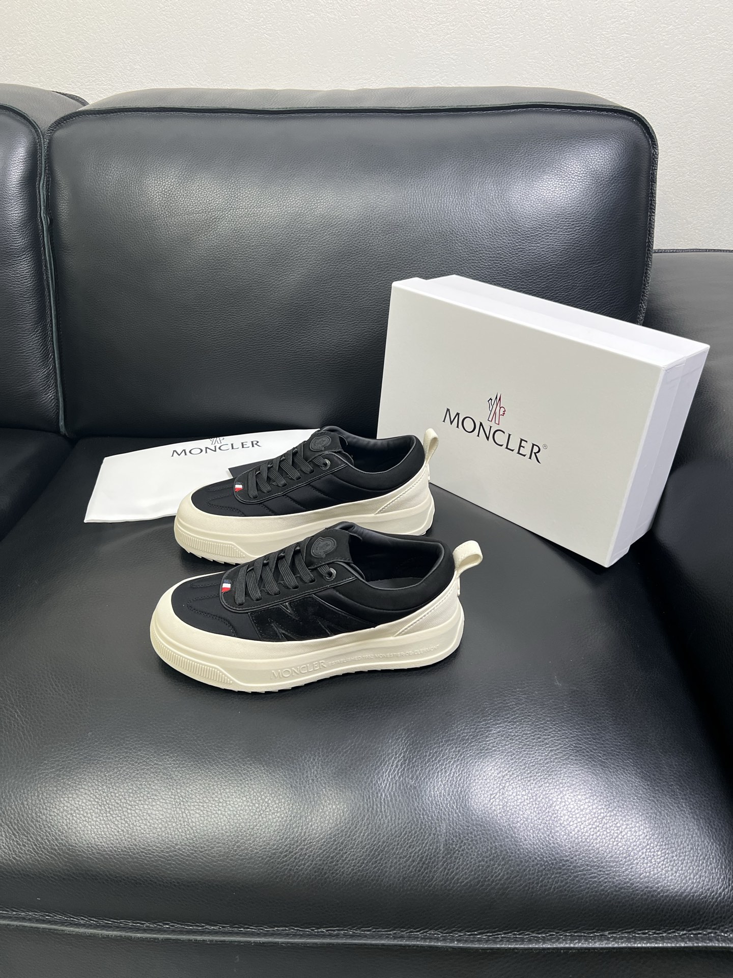  MONCLER 🔍顶级代购🇮🇹 蒙口 新品专柜新款，原厂配置意大利进口牛皮搭配网布面料，高品质复杂拼接