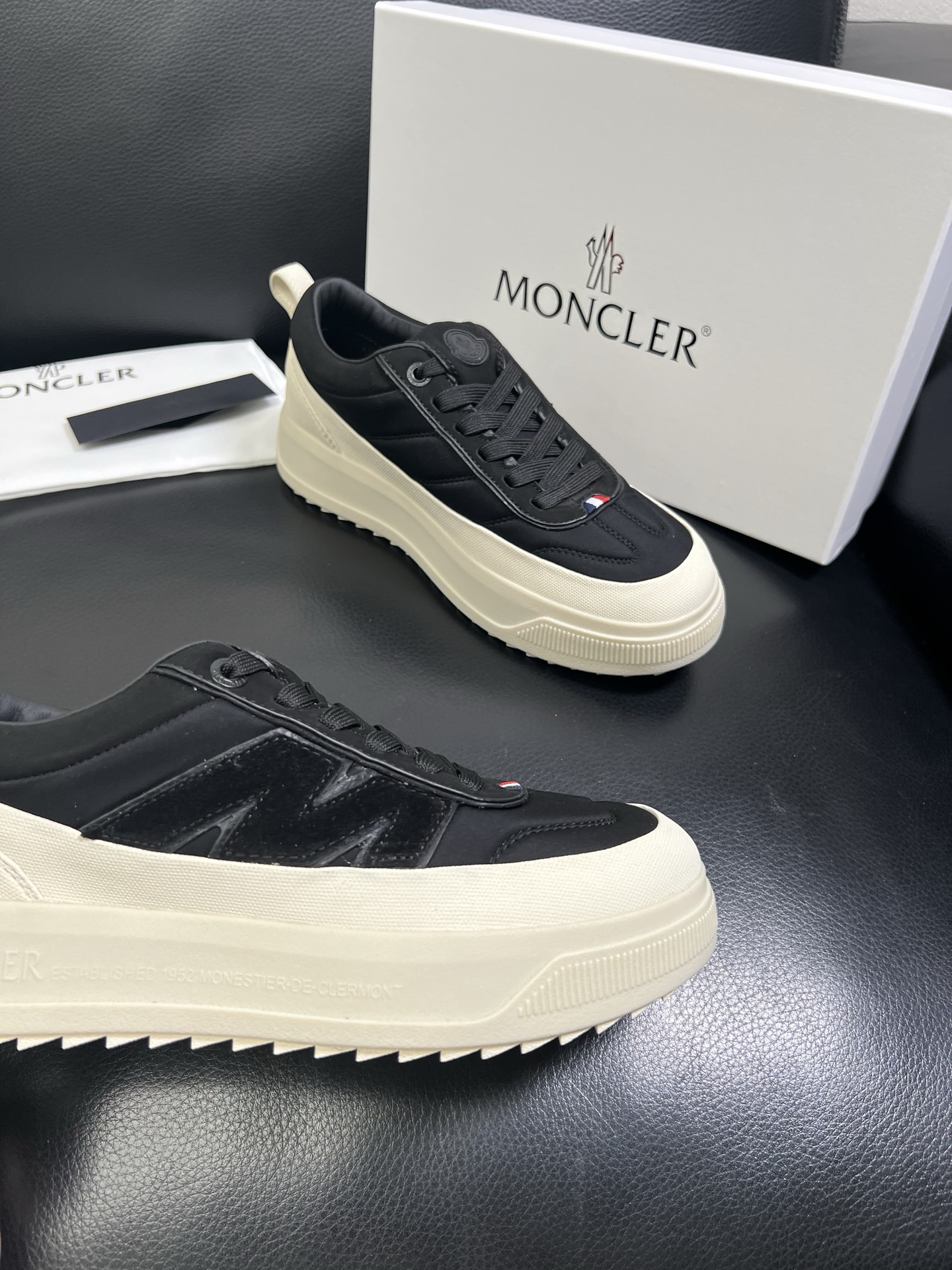  MONCLER 🔍顶级代购🇮🇹 蒙口 新品专柜新款，原厂配置意大利进口牛皮搭配网布面料，高品质复杂拼接