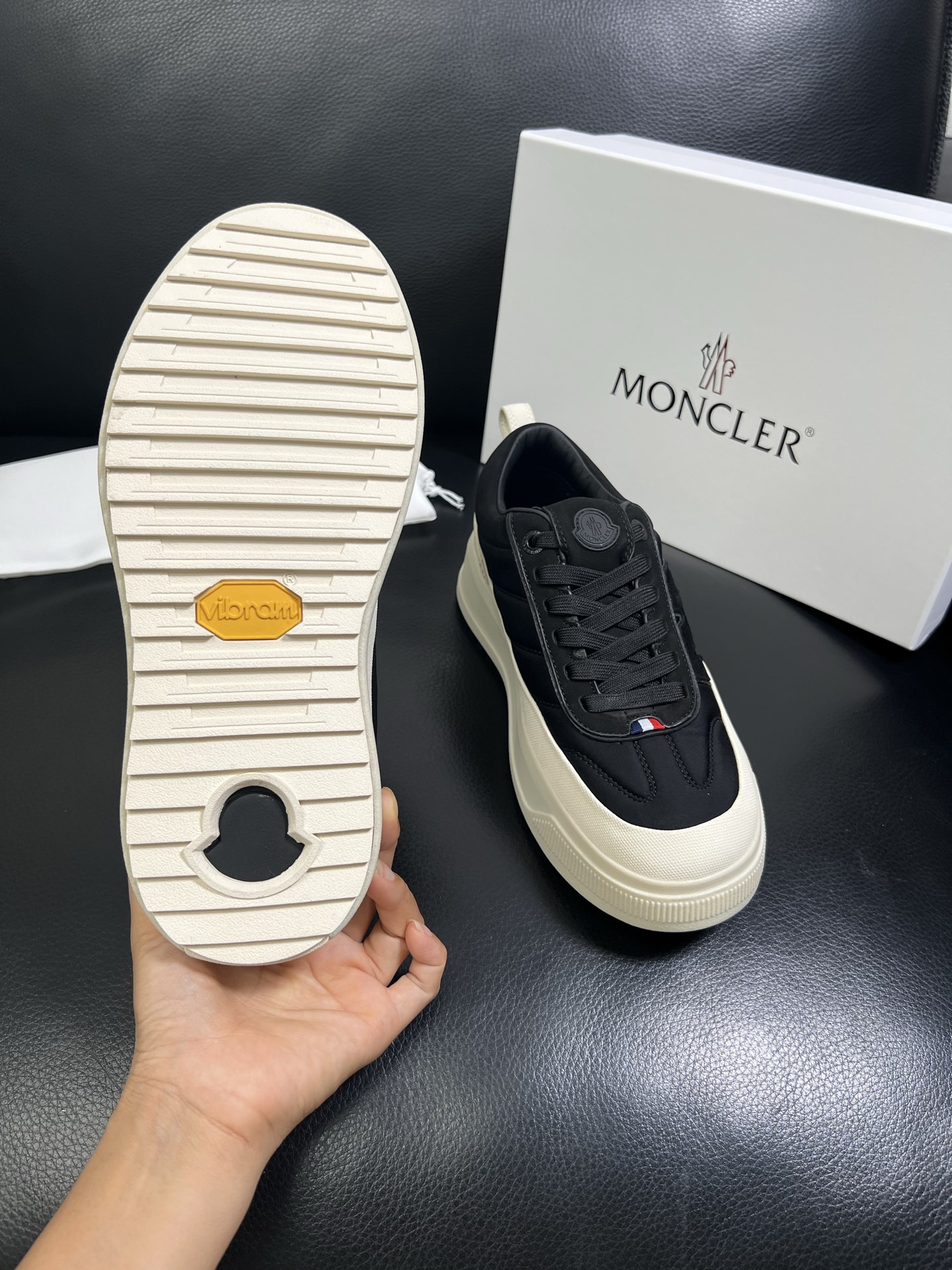  MONCLER 🔍顶级代购🇮🇹 蒙口 新品专柜新款，原厂配置意大利进口牛皮搭配网布面料，高品质复杂拼接
