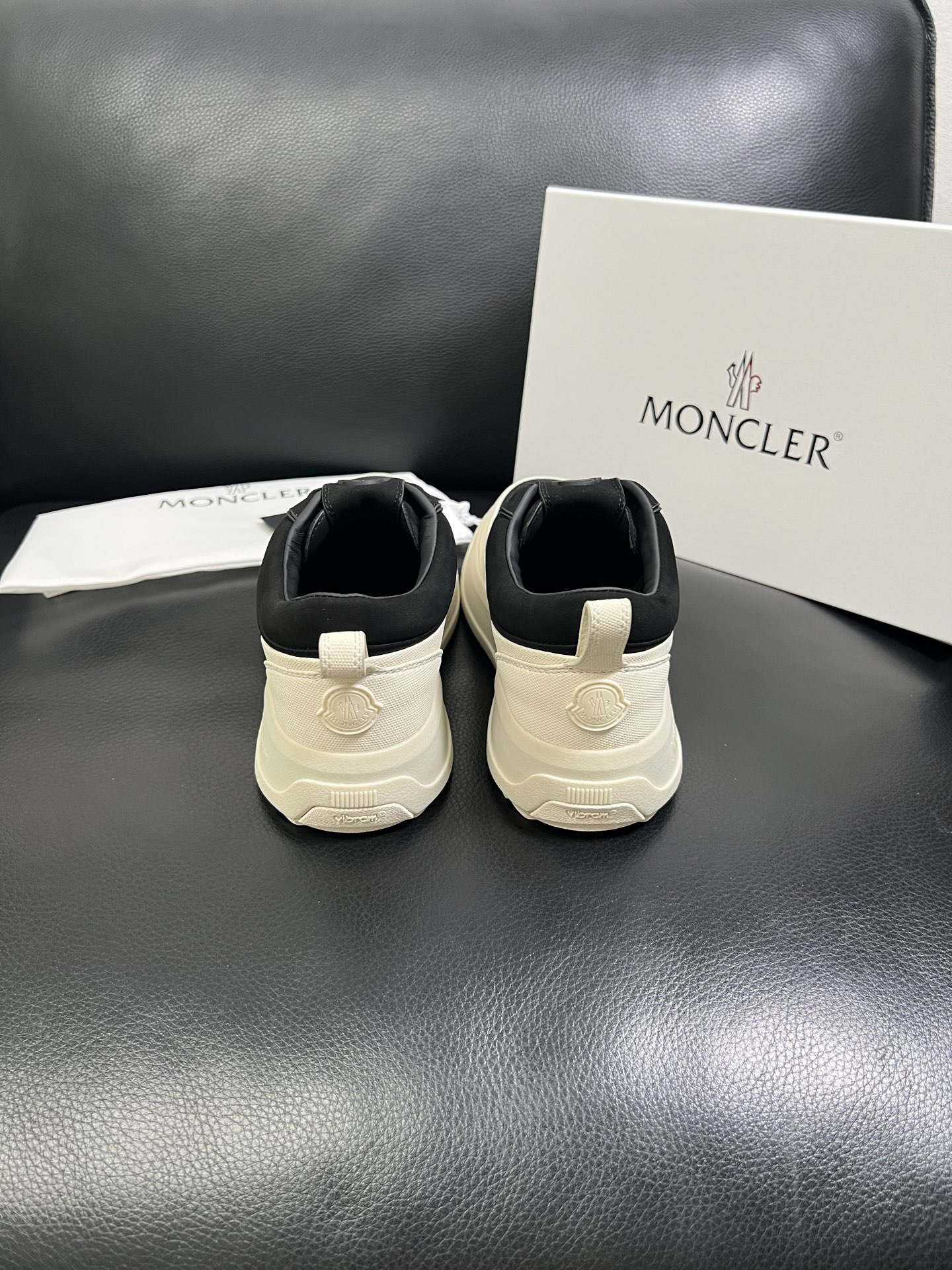  MONCLER 🔍顶级代购🇮🇹 蒙口 新品专柜新款，原厂配置意大利进口牛皮搭配网布面料，高品质复杂拼接