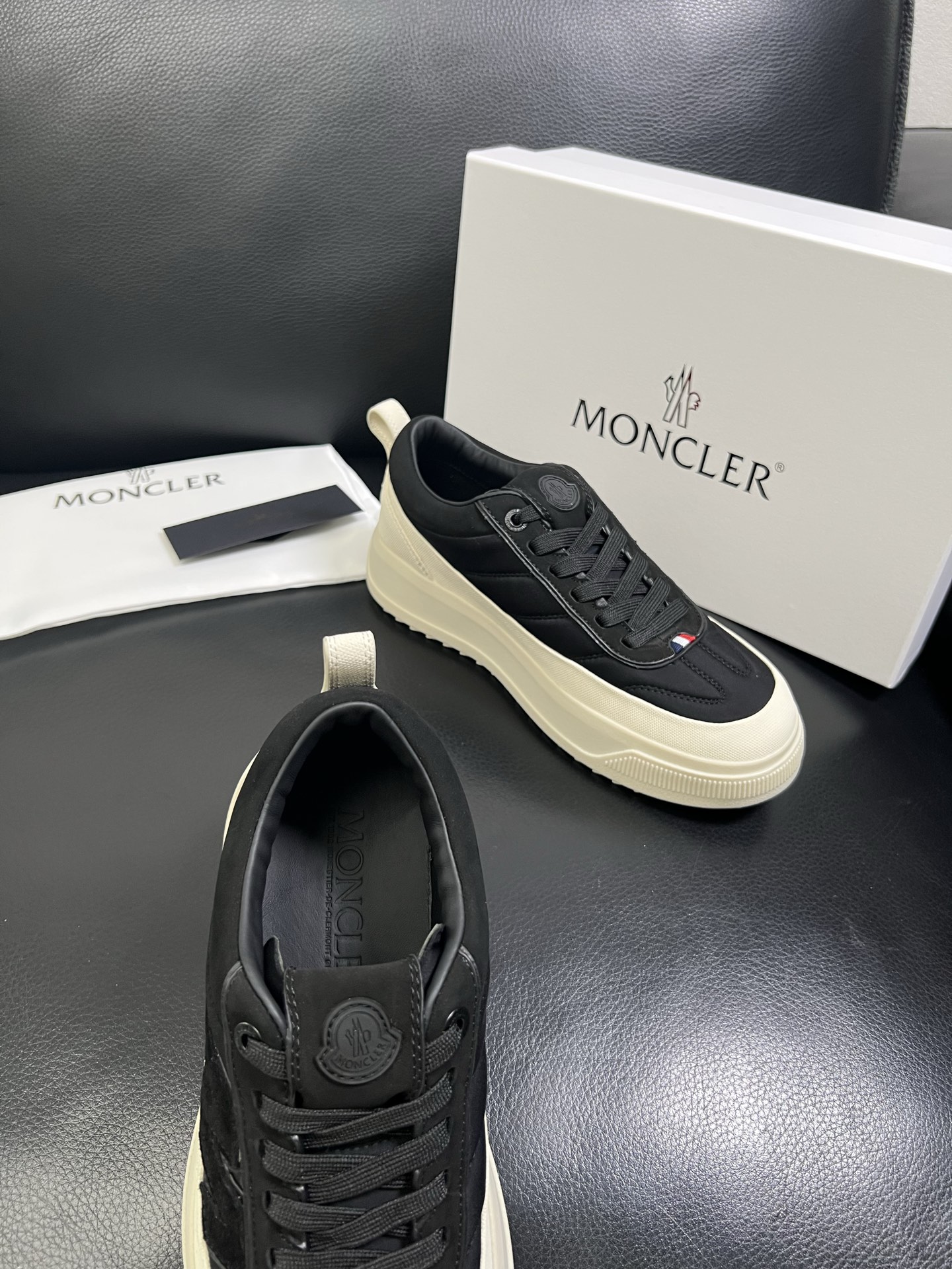  MONCLER 🔍顶级代购🇮🇹 蒙口 新品专柜新款，原厂配置意大利进口牛皮搭配网布面料，高品质复杂拼接