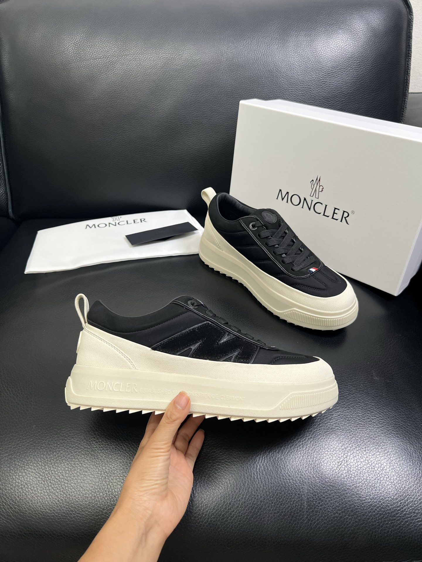 MONCLER 🔍顶级代购🇮🇹 蒙口 新品专柜新款，原厂配置意大利进口牛皮搭配网布面料，高品质复杂拼接