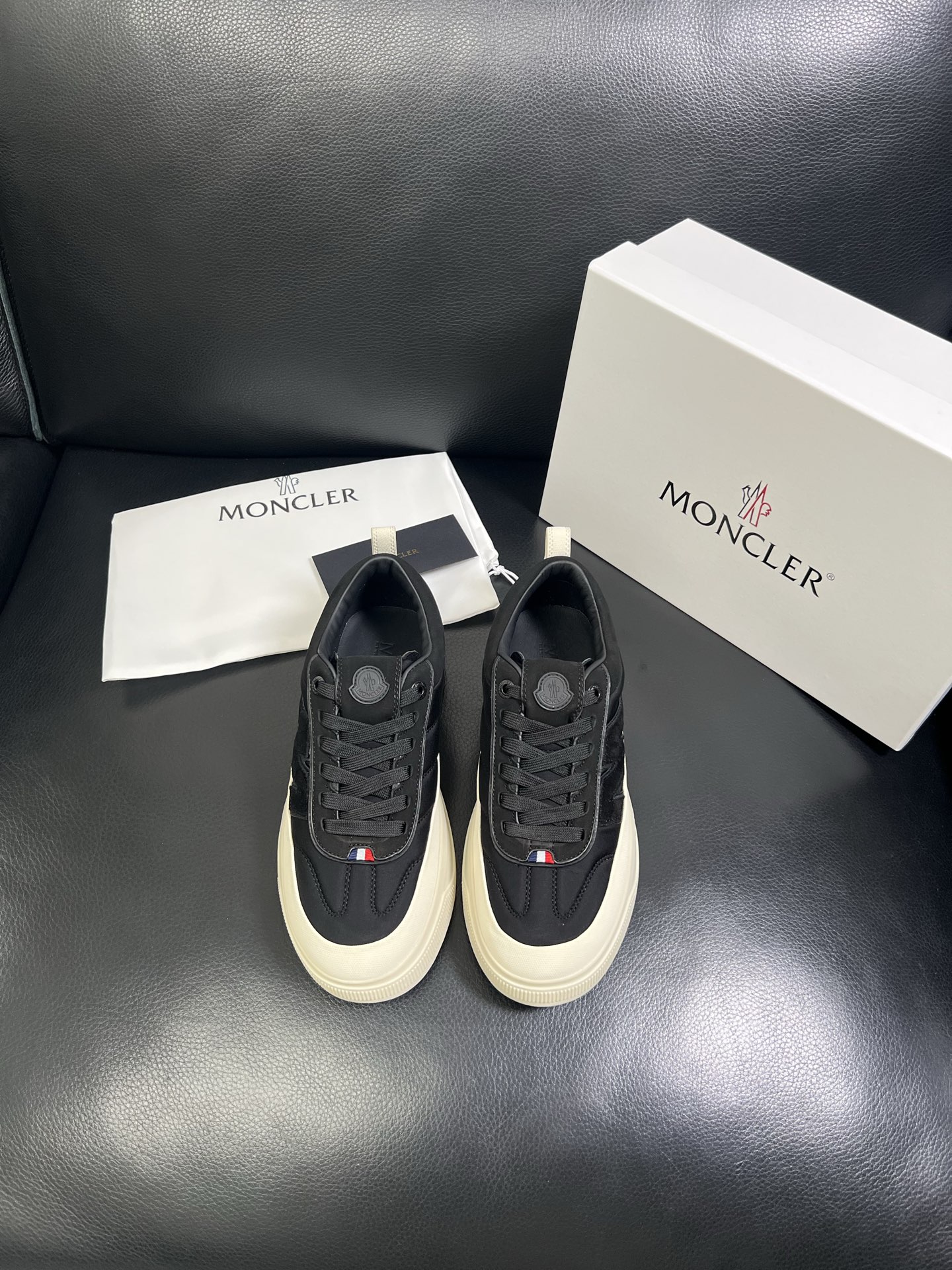  MONCLER 🔍顶级代购🇮🇹 蒙口 新品专柜新款，原厂配置意大利进口牛皮搭配网布面料，高品质复杂拼接
