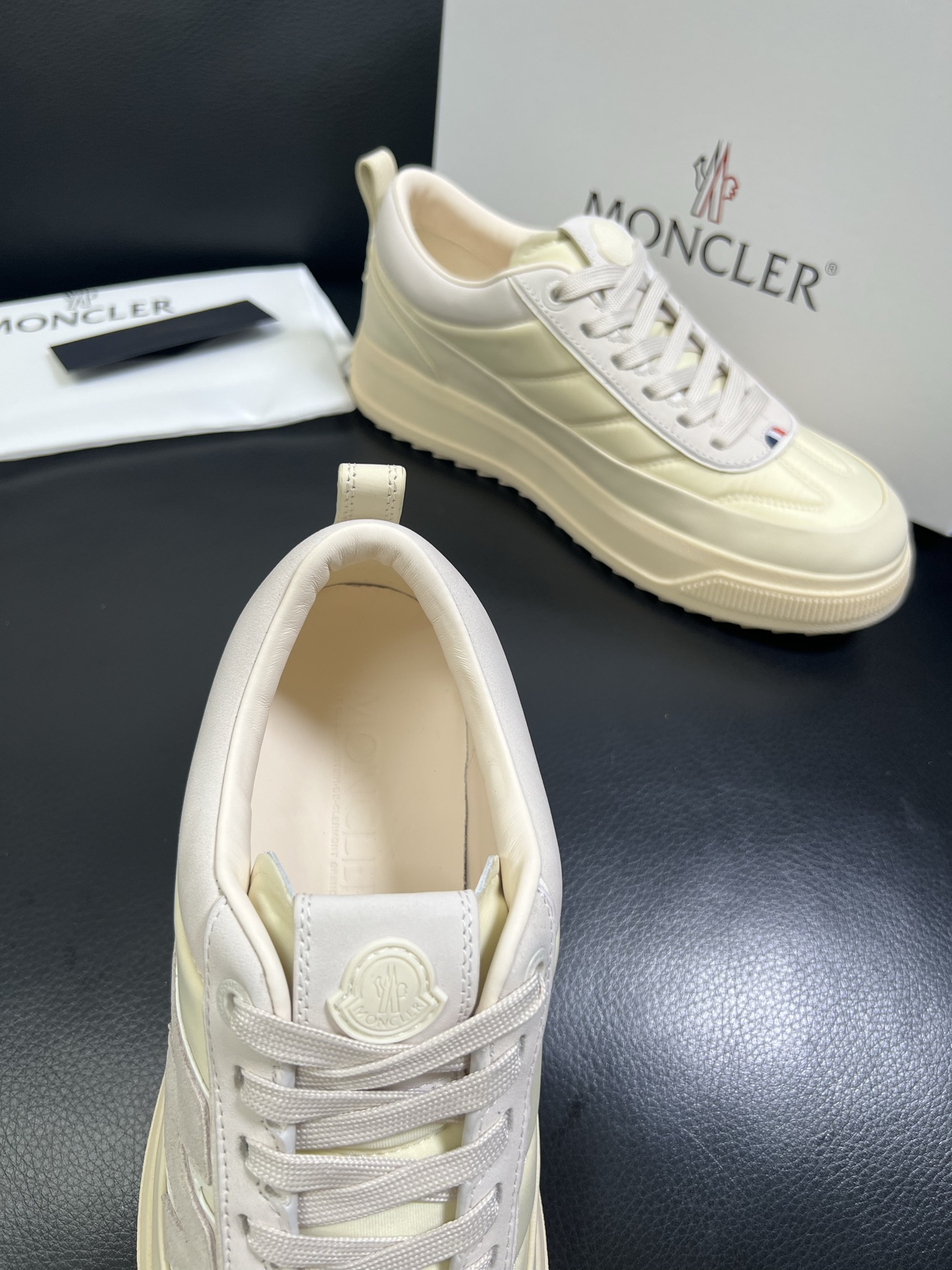  MONCLER 🔍顶级代购🇮🇹 蒙口 新品专柜新款，原厂配置意大利进口牛皮搭配网布面料，高品质复杂拼接