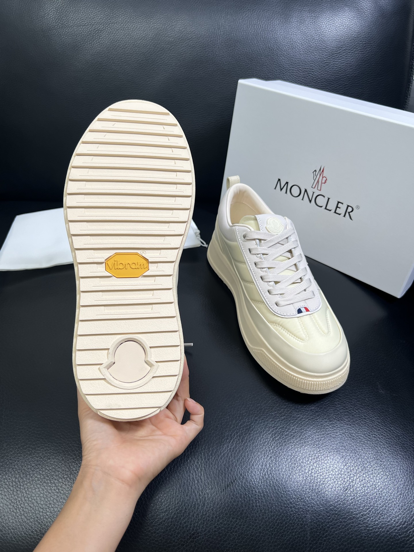  MONCLER 🔍顶级代购🇮🇹 蒙口 新品专柜新款，原厂配置意大利进口牛皮搭配网布面料，高品质复杂拼接