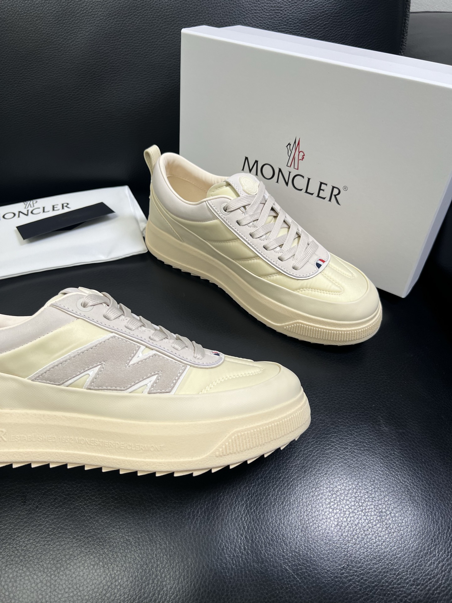  MONCLER 🔍顶级代购🇮🇹 蒙口 新品专柜新款，原厂配置意大利进口牛皮搭配网布面料，高品质复杂拼接