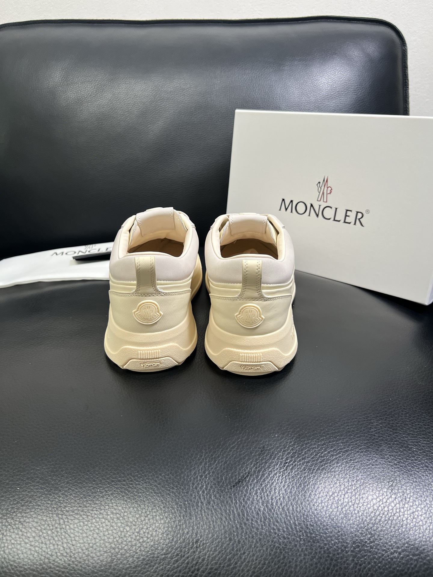  MONCLER 🔍顶级代购🇮🇹 蒙口 新品专柜新款，原厂配置意大利进口牛皮搭配网布面料，高品质复杂拼接