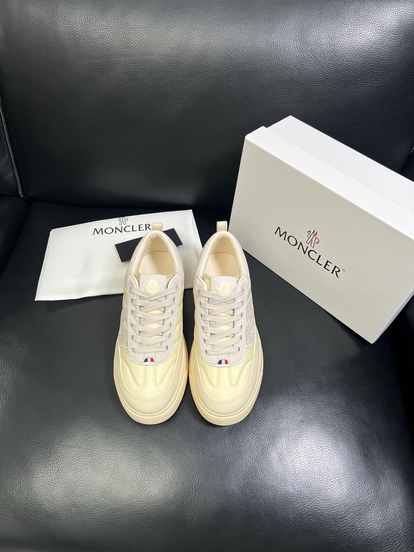  MONCLER 🔍顶级代购🇮🇹 蒙口 新品专柜新款，原厂配置意大利进口牛皮搭配网布面料，高品质复杂拼接