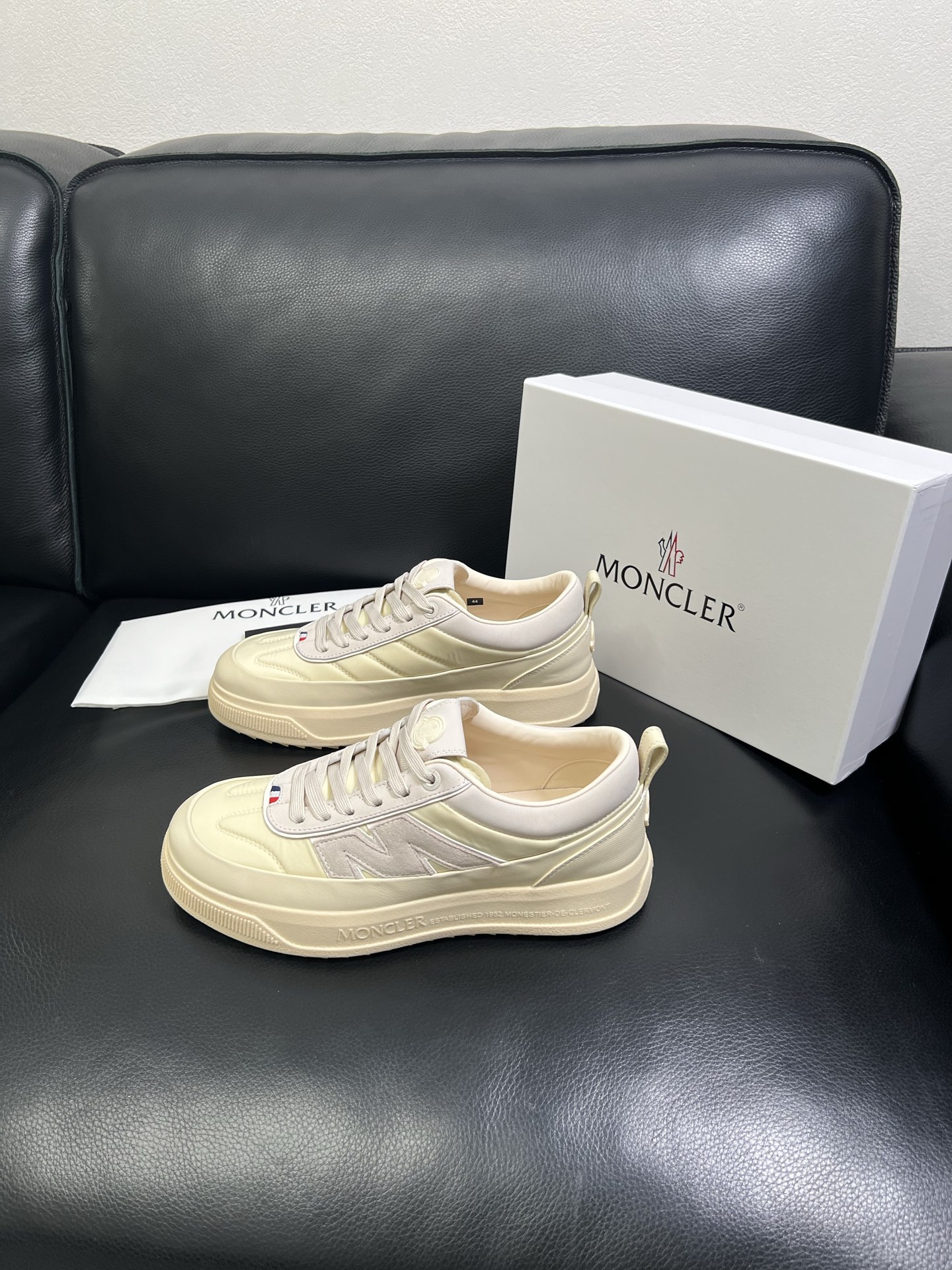  MONCLER 🔍顶级代购🇮🇹 蒙口 新品专柜新款，原厂配置意大利进口牛皮搭配网布面料，高品质复杂拼接