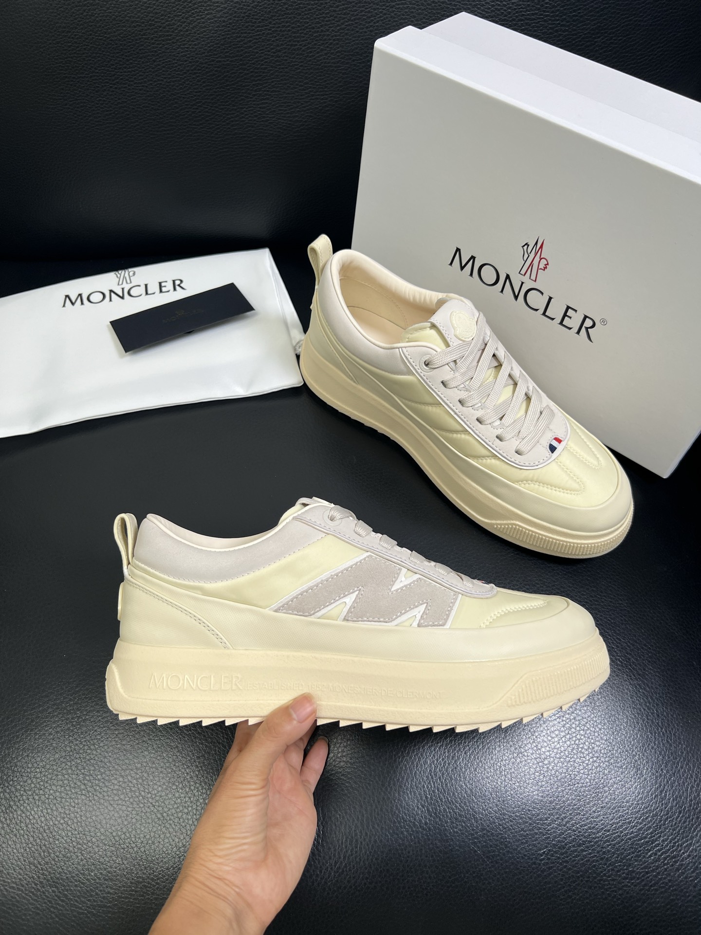  MONCLER 🔍顶级代购🇮🇹 蒙口 新品专柜新款，原厂配置意大利进口牛皮搭配网布面料，高品质复杂拼接