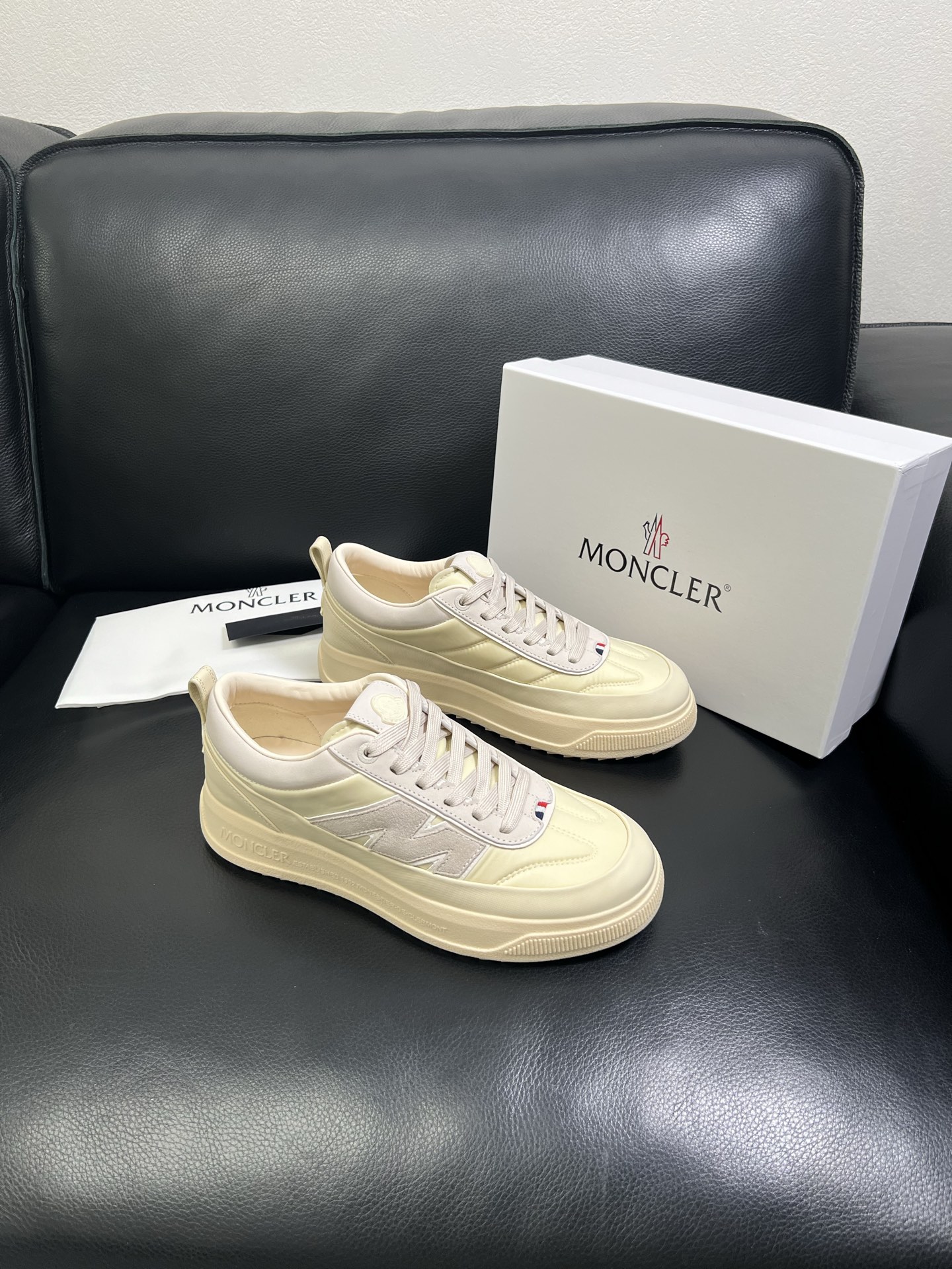  MONCLER 🔍顶级代购🇮🇹 蒙口 新品专柜新款，原厂配置意大利进口牛皮搭配网布面料，高品质复杂拼接