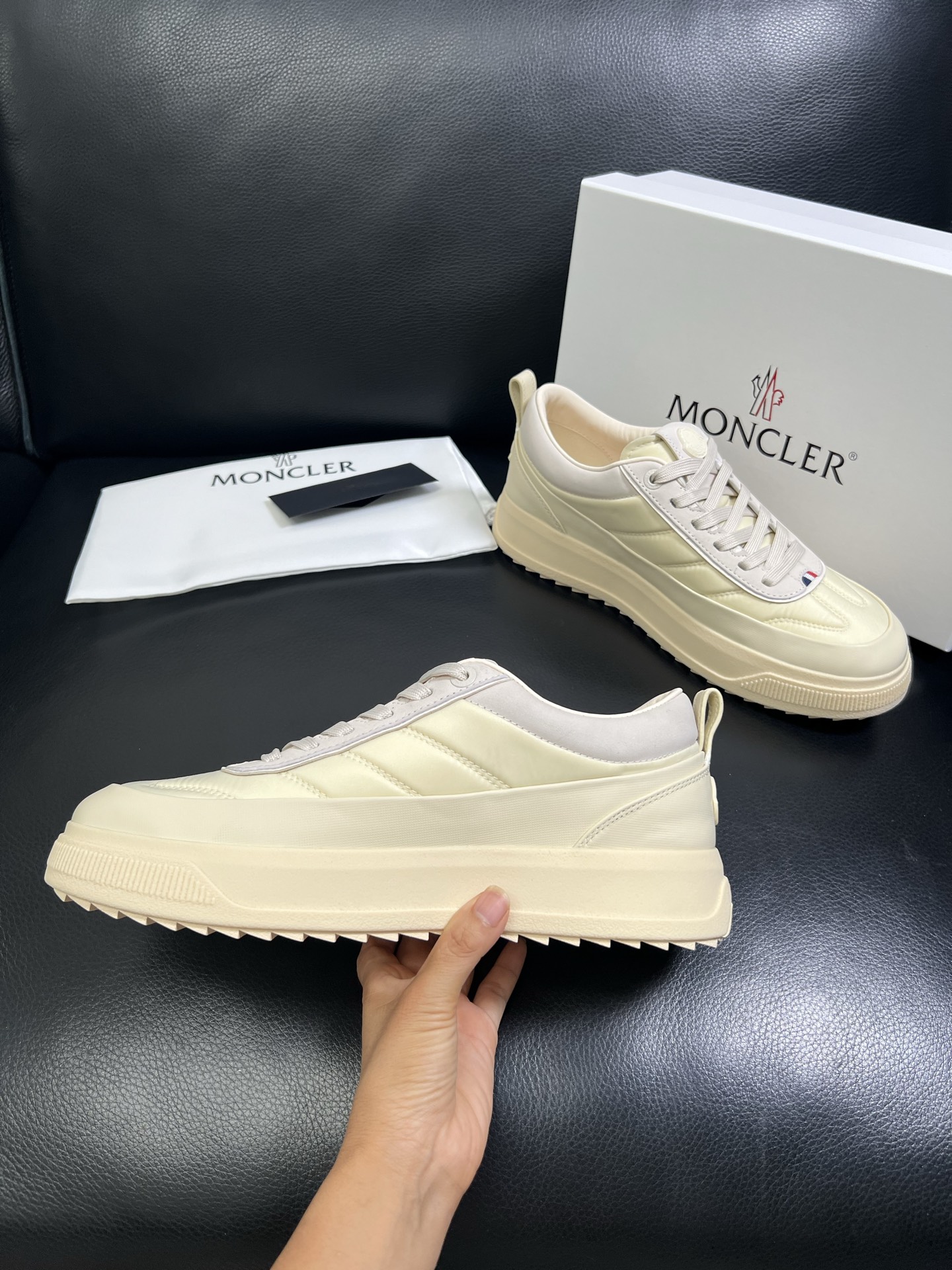  MONCLER 🔍顶级代购🇮🇹 蒙口 新品专柜新款，原厂配置意大利进口牛皮搭配网布面料，高品质复杂拼接