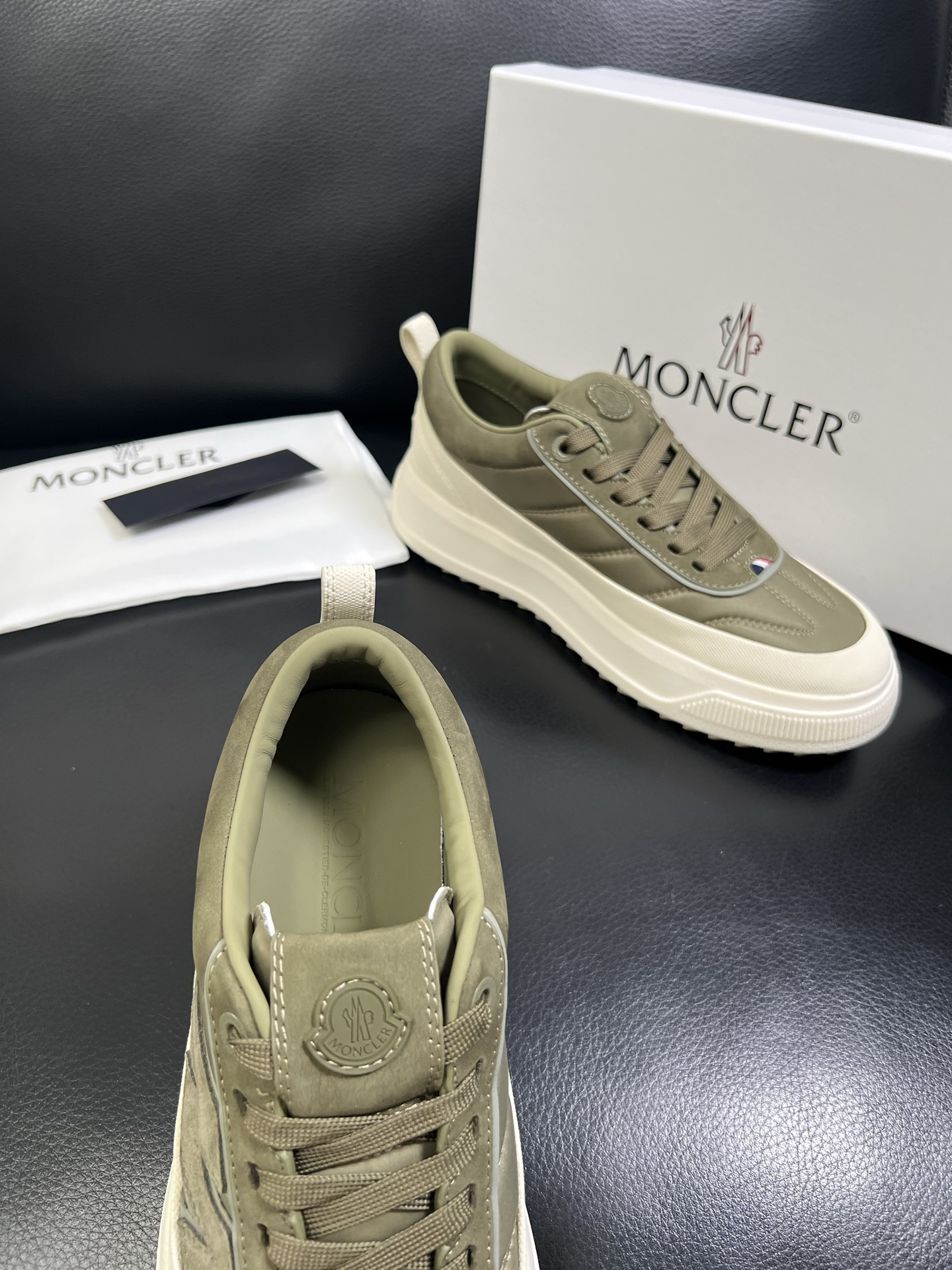  MONCLER 🔍顶级代购🇮🇹 蒙口 新品专柜新款，原厂配置意大利进口牛皮搭配网布面料，高品质复杂拼接