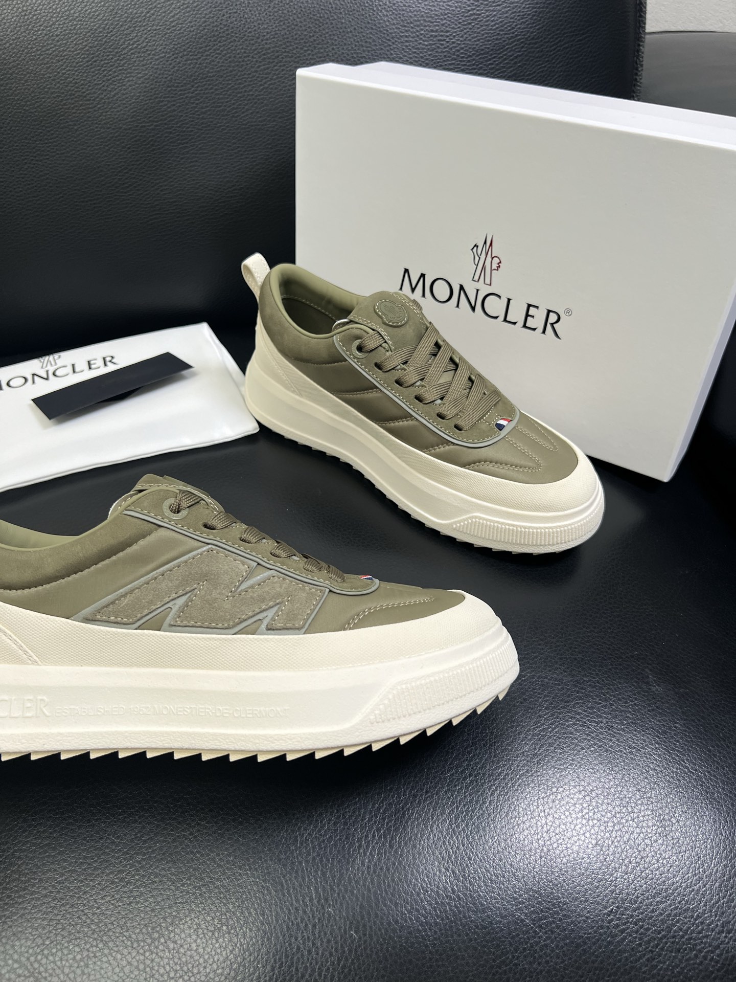  MONCLER 🔍顶级代购🇮🇹 蒙口 新品专柜新款，原厂配置意大利进口牛皮搭配网布面料，高品质复杂拼接