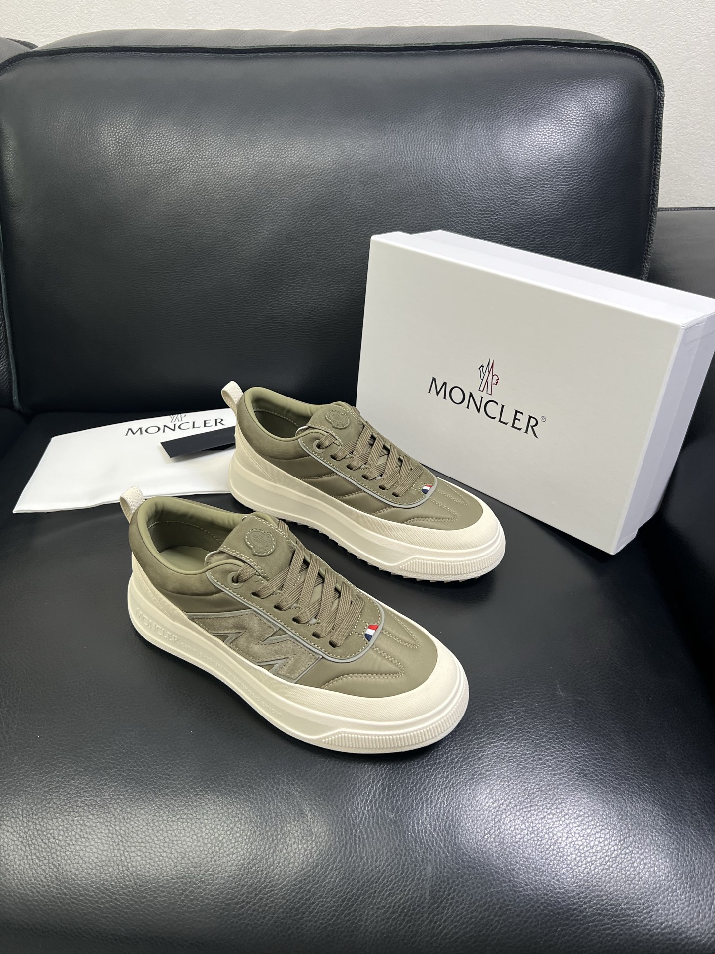  MONCLER 🔍顶级代购🇮🇹 蒙口 新品专柜新款，原厂配置意大利进口牛皮搭配网布面料，高品质复杂拼接